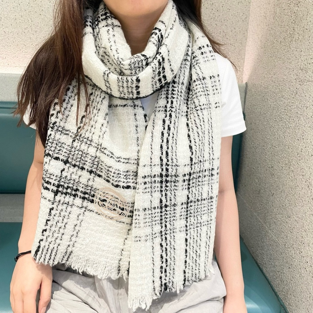 😍👍香奈儿2025专柜最新款‼️【顶级羊绒围巾】。爆款哦 😘💍实物真心美 🎀披肩配以精美logo的刺绣💓