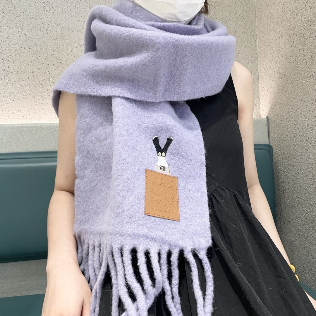 NO:581079,2025 Loewe's super beautiful new mohair scarf!  Highly recommended to buy!  】Good quality goods!  The main mohair scarf ~ it is said that it is very difficult to buy!  !  I typed it many times!  Finally shipped, closest to the original version, no pressure in and out of the counter, the workmanship is very exquisite and substantial, and our price is really worth it!  The biggest feeling of this scarf is that it is super soft and comfortable, and has a very airy and fluffy feel!  !  !  The texture unique to mohair’s special craftsmanship is really beautiful!  The quantity is limited, and there is no guarantee that it will be available at any time. As long as the economy allows, you can take whatever you want!  !  Crazy but not picky, crazy temperament!  Whoever surrounds you has temperament!  !  I really hope you don’t miss this style. 40*185225g50 mohair 48 wool 2 nylon high version scarf, high version scarf, loewe198609092025年罗意威超美新款马海毛围巾！超级推荐入手！】质感好货！主打的马海毛围巾~据说超难买哦！！打了好多次版！终于出货 最接近原版 进出专柜无压力做工非常精致,很有分量,我们的价格真的超级值！这个围巾最大的感触就是:超级柔软舒服,并且很有空气蓬松感！！！马海毛特殊工艺特有的质感真的太美了！数量有限,不保证随时有货~只要经济允许,任意收！！狂不挑人,狂气质！谁围谁有气质！！真的希望大家不要错过这样的款式. 40*185225g50马海毛 48羊毛2锦纶高版本围巾,高版本围巾,loewe,scarf