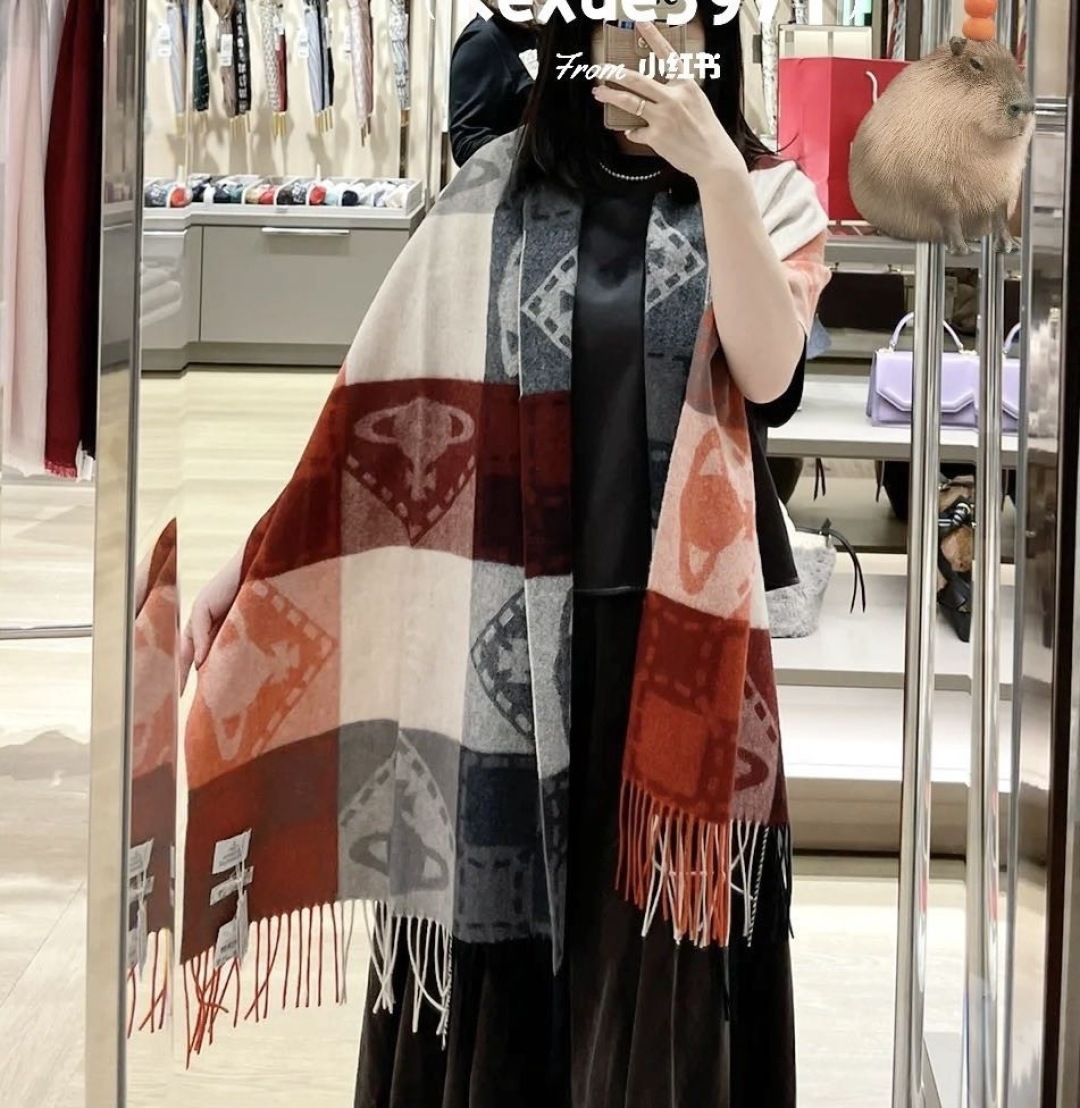 NO:581081,Classic large saturn scarf vivienne westwood saturn british fashion designer, the mother of punk fashion!  Fashionable style, strong quality, super beautiful design!  Simple and elegant, with exquisite embroidered logo, you don’t have to worry about it not looking good, because it has classic elements and a modern new design!  The perfect choice for gifting, fully showing your personality. The quality of the jewelry is very high. It gives people a big-name aura and is very delicate at the same time. It can elevate the whole person to several levels. It is definitely worth buying. Size 50*180 high version scarf, high version scarf19860909经典大土星围巾 vivienne westwood西太后土星 英国时装设计师,时装的朋克之母！时尚潮流风格,品质强大,超美的设计！简约大气刺绣Logo精致这个款不用担心不好看,因为经典的元素洋气的新设计！赠礼的完美之选,充分展现个性风范.品质非常整个首饰给人大牌气场的同时又非常精致,让整个人的层次提升好几个level绝对值得入手 尺寸50*180高版本围巾,高版本围巾,scarf