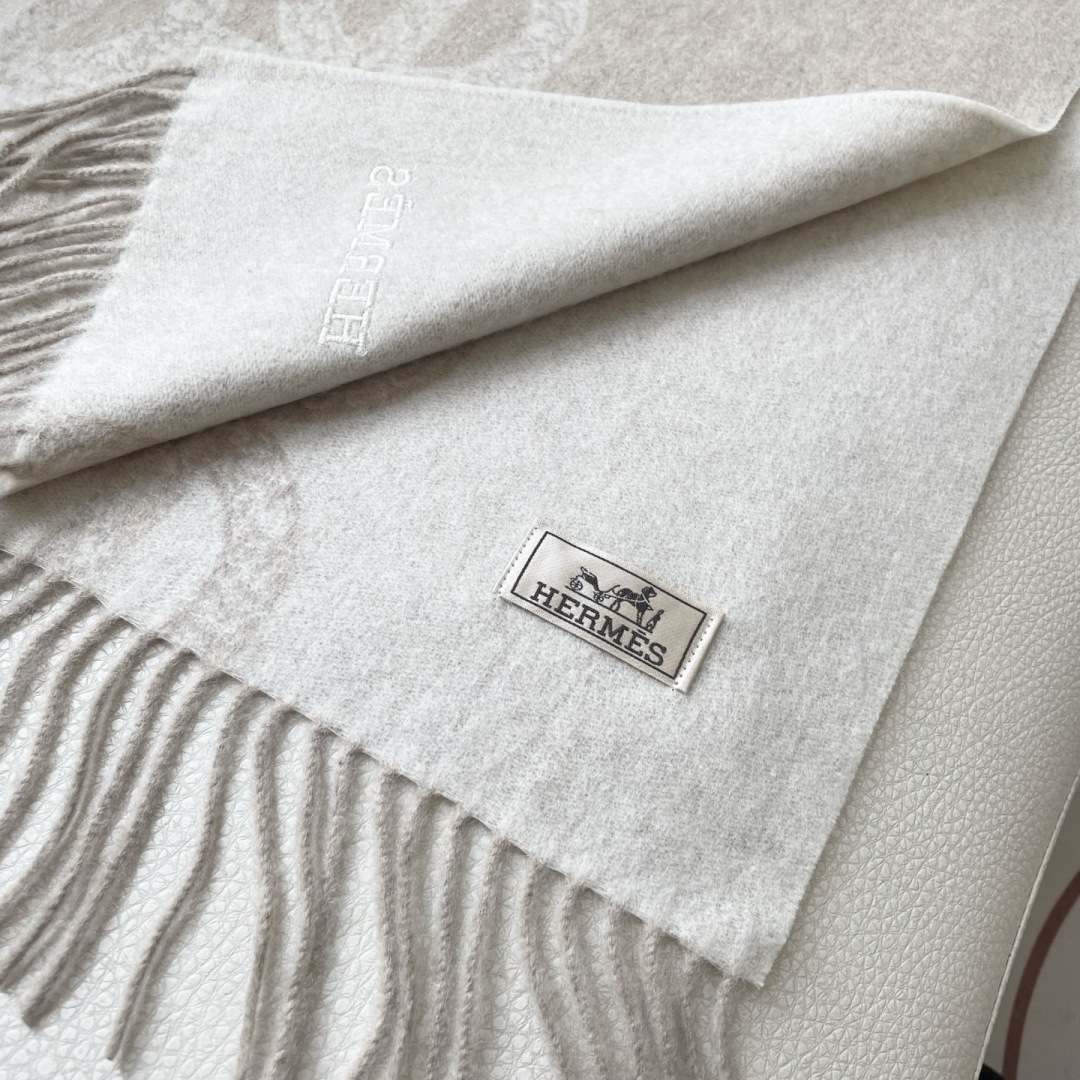 上新2025爱马仕男女款围巾且买且珍惜😍~都是出口订单所以比较难遇❤️东西讲究少而精😍好看的一定要收😎这