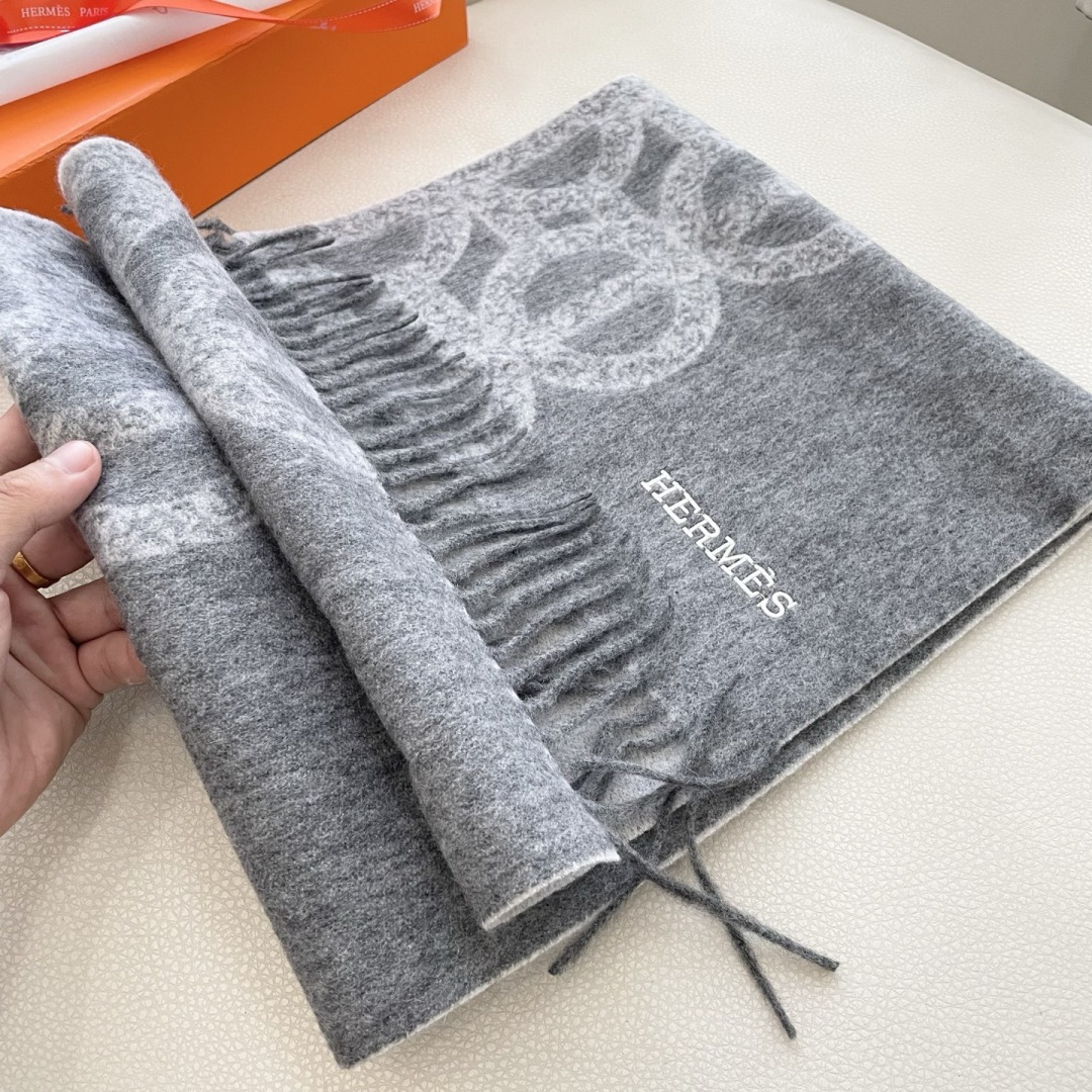 上新2025爱马仕男女款围巾且买且珍惜😍~都是出口订单所以比较难遇❤️东西讲究少而精😍好看的一定要收😎这