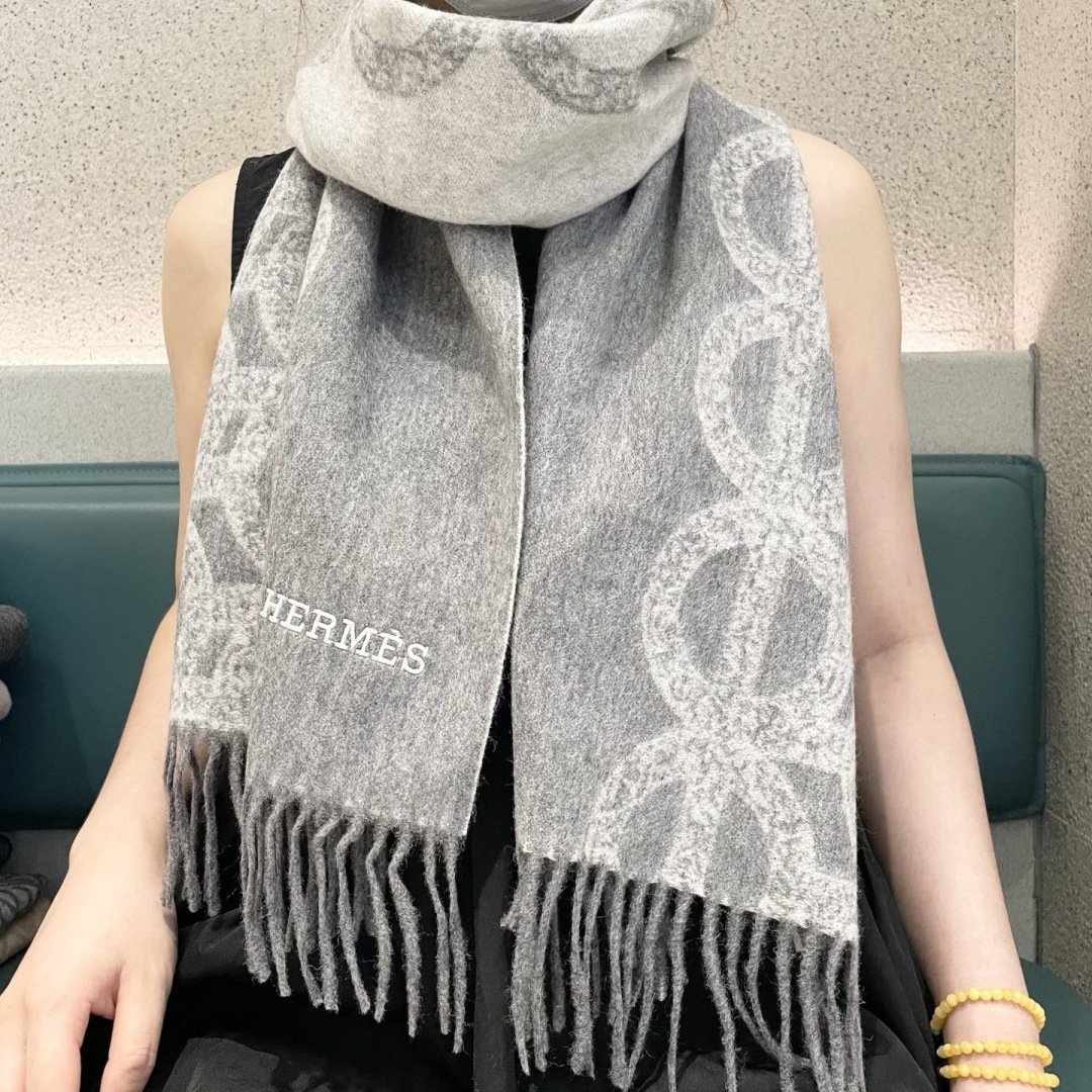 NO:574369,The new 2025 Hermès men's and women's scarves are available, buy them and cherish them~ They are all export orders, so it is rare to find something that is small but refined and beautiful. You must buy this H family women's scarf. The style is very feminine and it is a very Classic design for men and women. The classic large-area fabric is made of cashmere supplied by customers. It is very fine and soft, very beautiful. The upper body effect is unparalleled.  The atmosphere is simple and the color is super nice. Any boy or girl will like this style. The small logo is very exquisite and has a texture that is not ostentatious. It is suitable for formal wear or casual wear. It can be folded in half or hung in a circle. It is stylish for a gentleman and has a warm demeanor. Material cashmere, size 32x200 high version scarf, high version scarf, Hermes19860909上新2025爱马仕男女款围巾且买且珍惜~都是出口订单所以比较难遇东西讲究少而精好看的一定要收这款H家女士围巾,款式很有女性魅力是男女款里非常Classical的设计,经典大方面料采用的是客供的羊绒细腻柔软度都非常的好,非常漂亮.上身效果无敌好看大气简约,超级好看的配色,任何男生女生都会喜欢的款吧小小Logo非常精致的点缀有质感不张扬~~搭配正装或者搭配休闲装都很合适~对折挂围或者绕圈围都完全可以,绅士有型~有温度的风度.材质羊绒,尺寸32x200高版本围巾,高版本围巾,hermes,scarf
