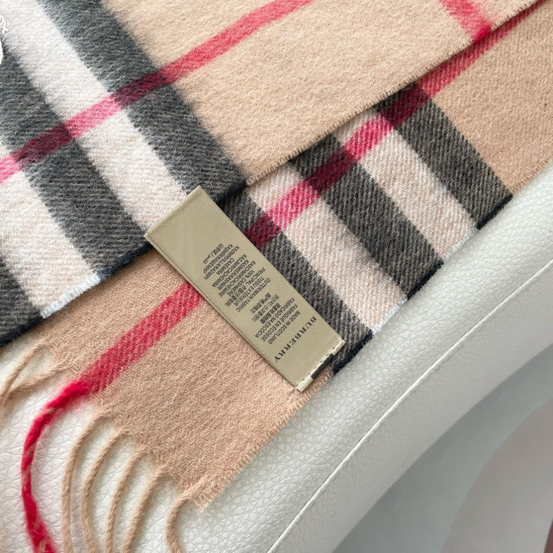 王牌口碑burberry深度水波纹经典羊绒格子围巾‼专柜最新品相，目前专柜都换上了新标👍经典中的经典.全