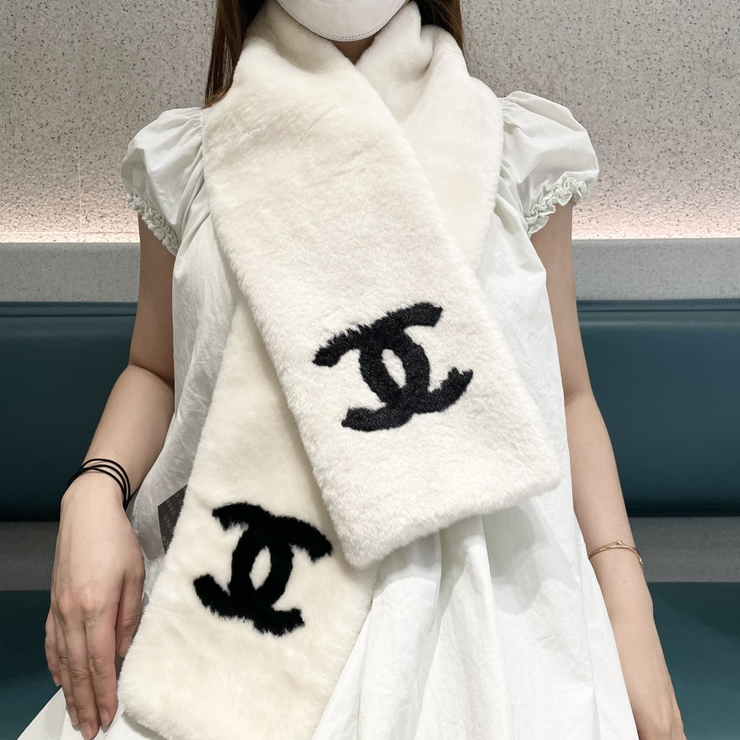 NO:581089,[Super warm Chanel new autumn and winter style!  !  !  】Simple, luxurious, white and rich, the combination of imported artificial fur and cashmere, the high-end category is no longer just a scarf and shawl, but more like a high-end ready-to-wear that is eye-catching and joyful!  !  !  Match everything, HOLD everything!  It’s so classy, ​​so good!  !  !  The upper body effect is even more like a lady's beauty, showing women's high-end and high-end to the extreme!  !  !  The combination of the front and back materials is truly high-end and fashionable, and the temperament is so tasteful!  !  The size of 20cm*120cm is very aura!  high version scarf, high version scarf, chanel, shawls19860909【超级保暖Chanel秋冬新款！！！】简约奢华大气白富美,进口人工皮草和羊绒的结合,高级的范畴已不只是围巾披肩了,更像个高级成衣让人吸睛,欢喜！！！搭配一切,HOLD住一切！太显档次,太显好了！！！上身效果更是贵妇级别的美,将女性的高级,高端简直展现到极致！！！正反面材质这样的结合真心是纯粹的高级和时髦感,气质太有品味！！20cm*120cm的尺寸,非常有气场！高版本围巾,高版本围巾,chanel,shawls,scarf