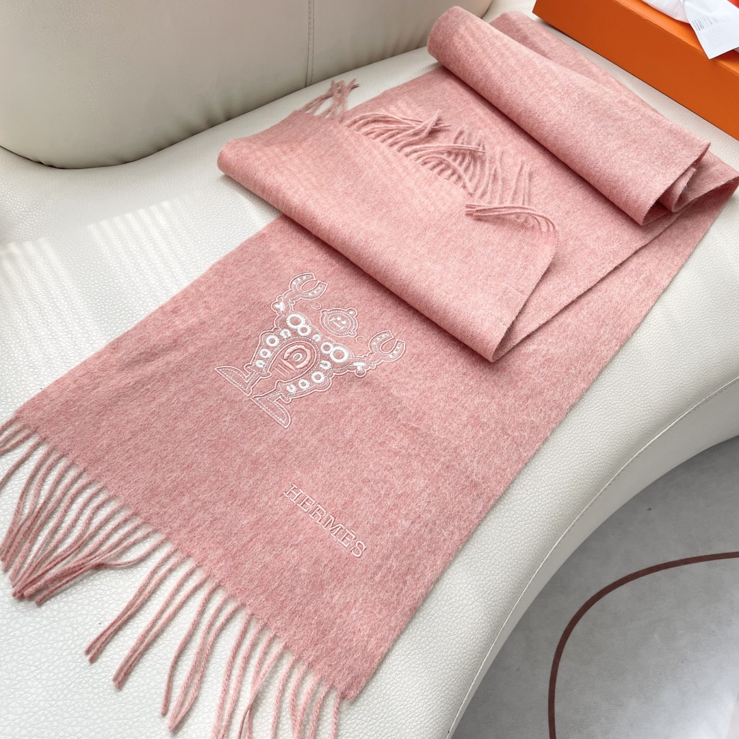 上新2025爱马仕男女款围巾且买且珍惜😍~都是出口订单所以比较难遇❤️东西讲究少而精😍好看的一定要收😎这