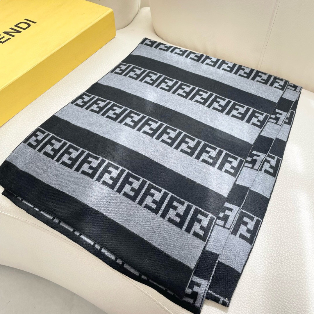 爆款上新 情侣款👍👍芬迪🐂 华 奢华尽在尺寸之间，高端品质‼️具有超高羊绒品质才会被此品牌青睐‼️这种精