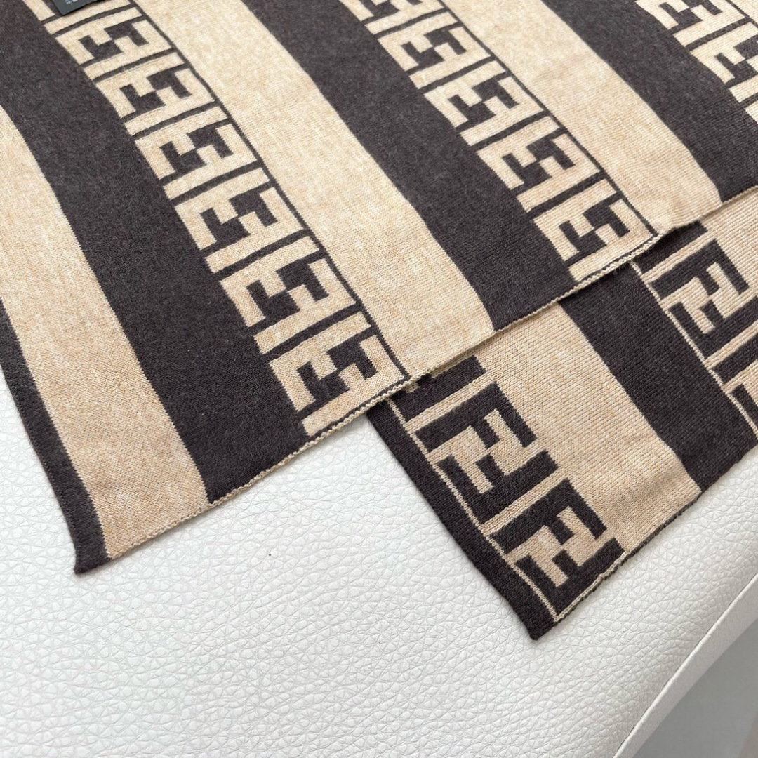 爆款上新 情侣款👍👍芬迪🐂 华 奢华尽在尺寸之间，高端品质‼️具有超高羊绒品质才会被此品牌青睐‼️这种精