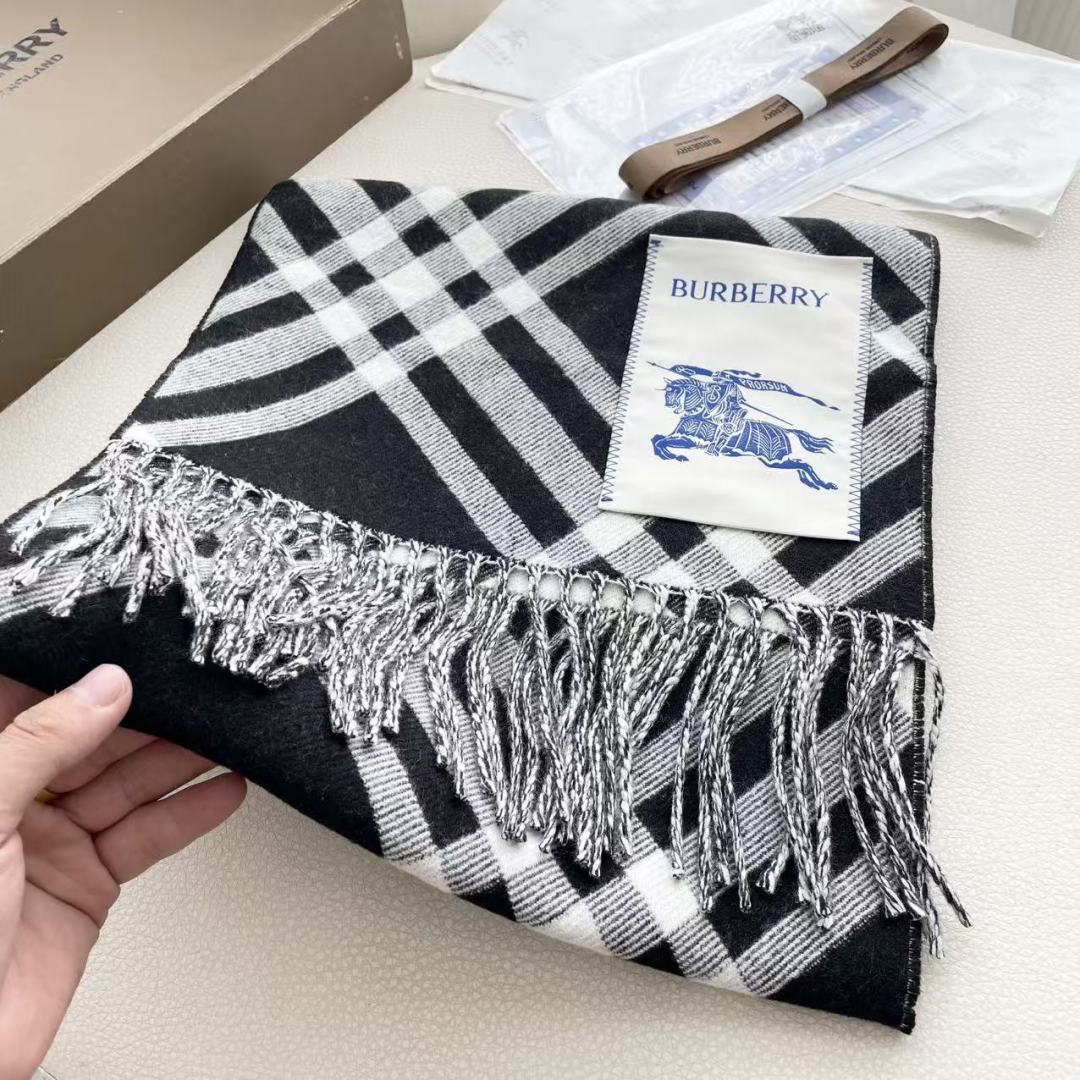 高版本 2025爆款到！ 🆕Burberry · 巴宝莉格子围巾❗️好看的要疯掉了，太有型太有魅力了❗️