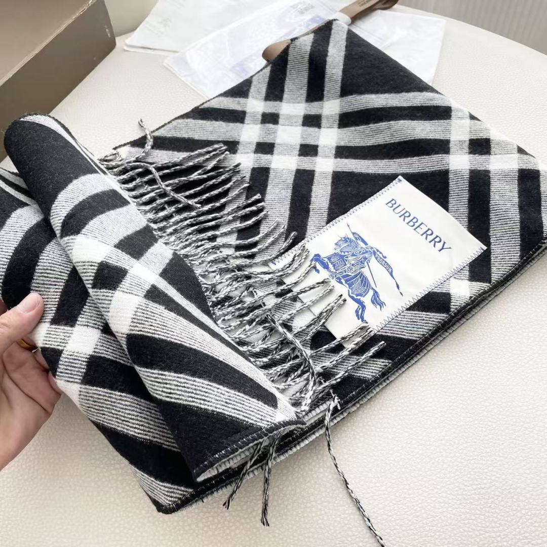 高版本 2025爆款到！ 🆕Burberry · 巴宝莉格子围巾❗️好看的要疯掉了，太有型太有魅力了❗️