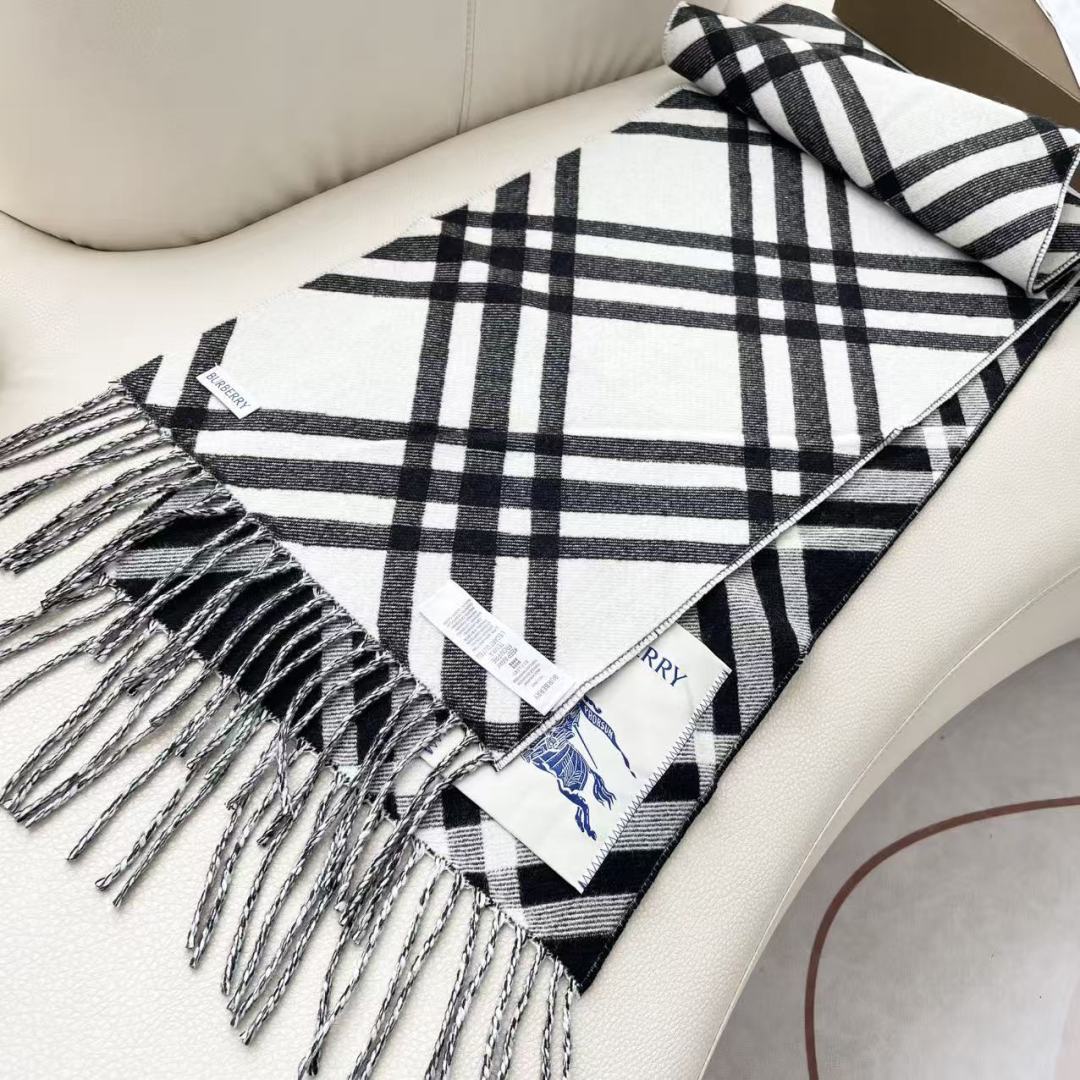 高版本 2025爆款到！ 🆕Burberry · 巴宝莉格子围巾❗️好看的要疯掉了，太有型太有魅力了❗️