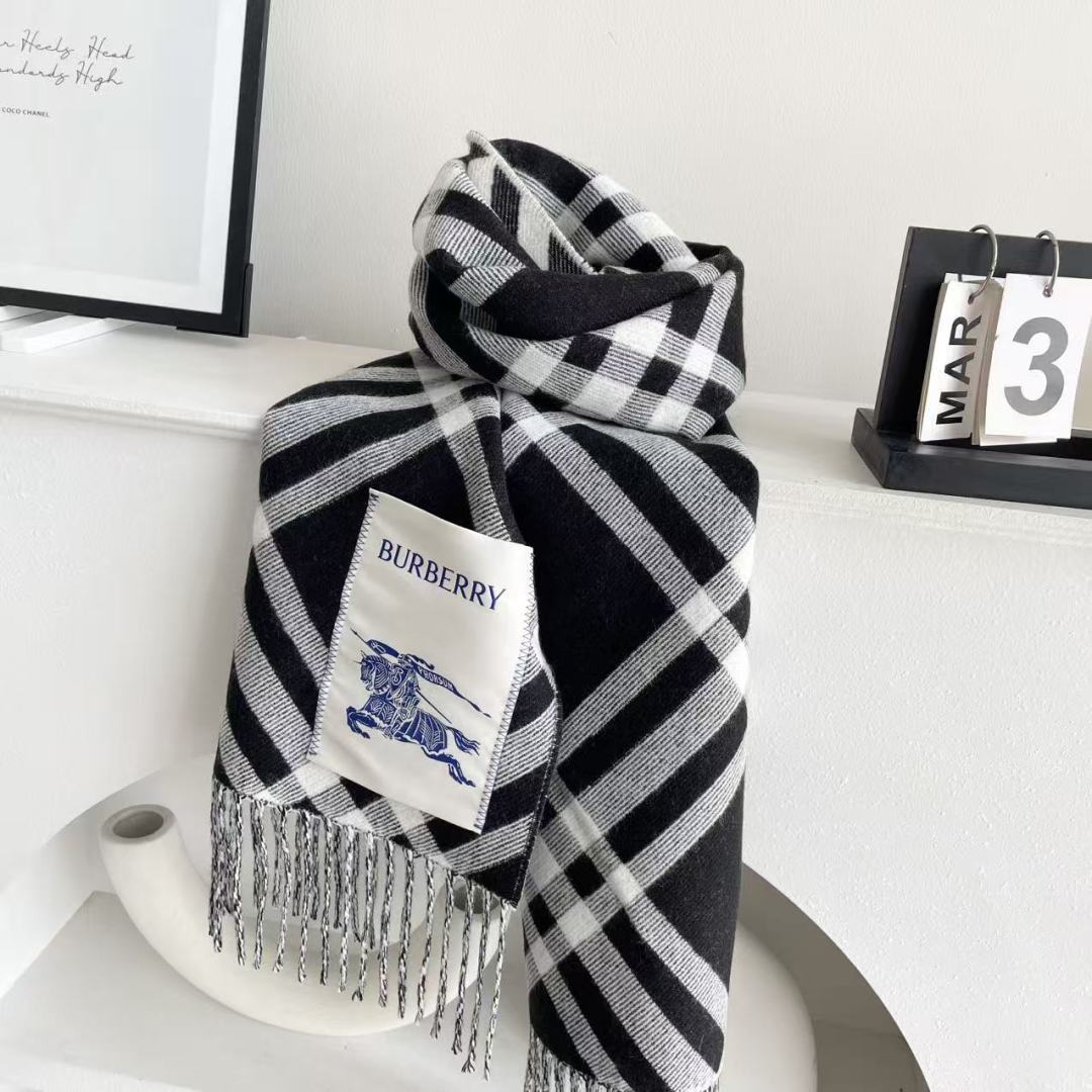 高版本 2025爆款到！ 🆕Burberry · 巴宝莉格子围巾❗️好看的要疯掉了，太有型太有魅力了❗️