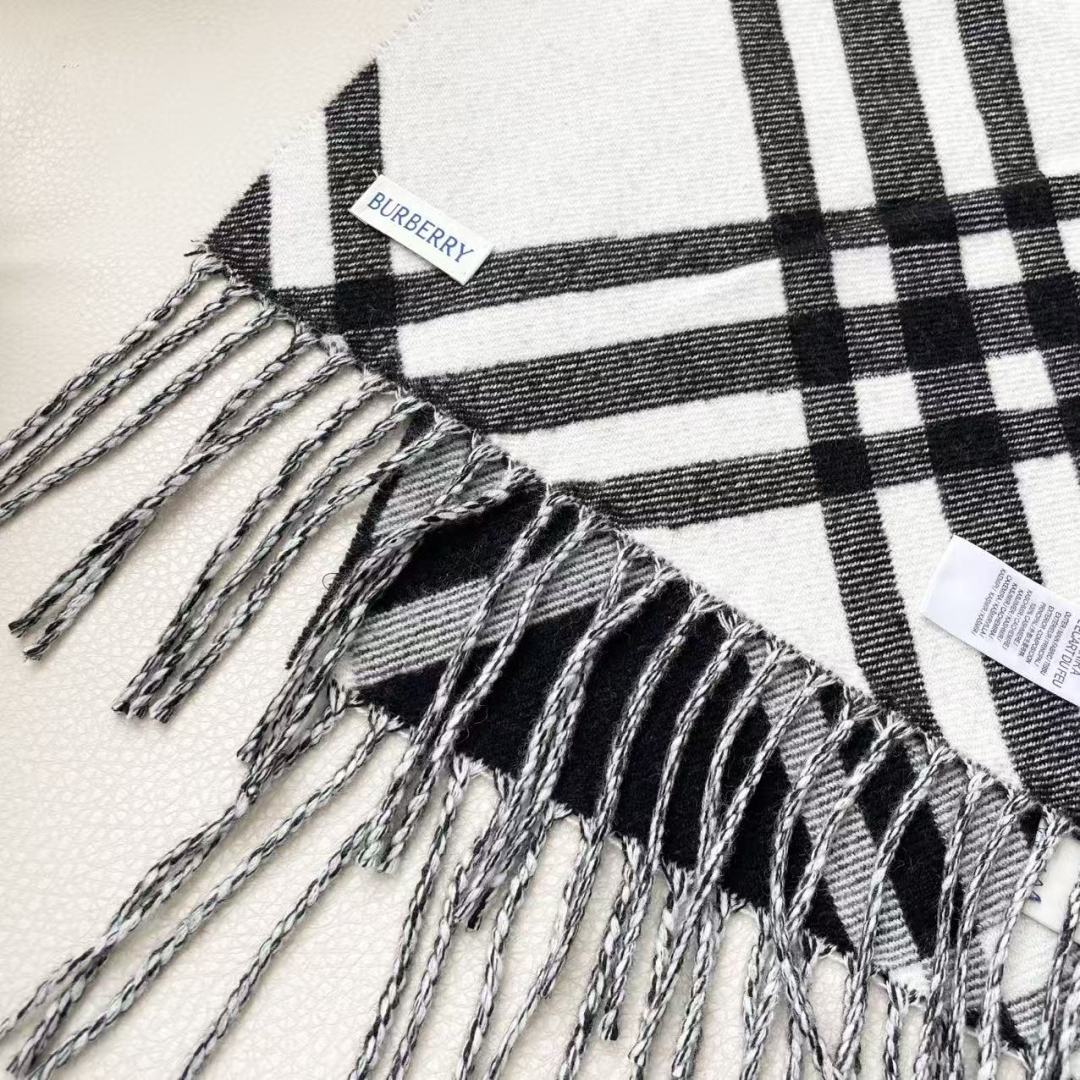 高版本 2025爆款到！ 🆕Burberry · 巴宝莉格子围巾❗️好看的要疯掉了，太有型太有魅力了❗️