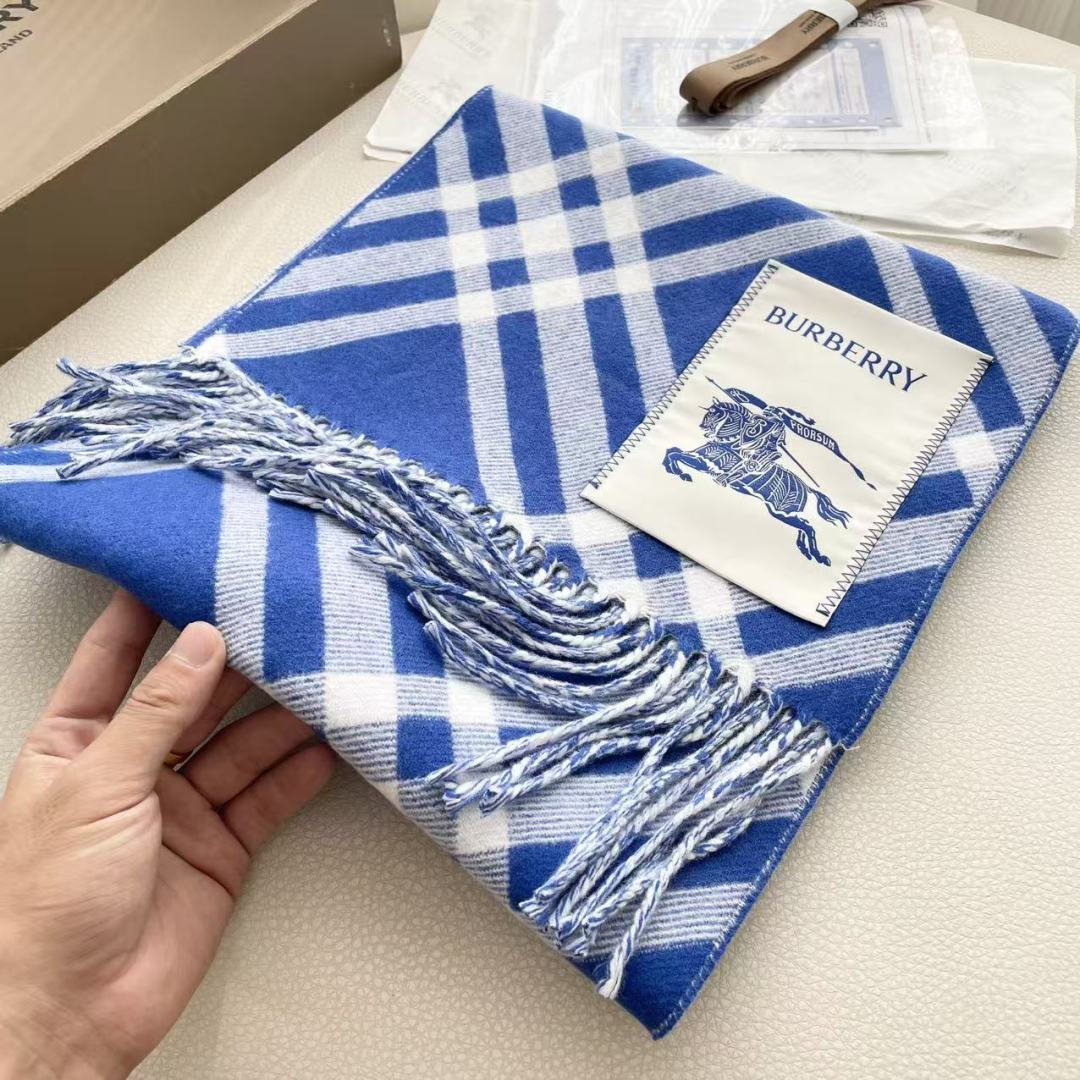 高版本 2025爆款到！ 🆕Burberry · 巴宝莉格子围巾❗️好看的要疯掉了，太有型太有魅力了❗️