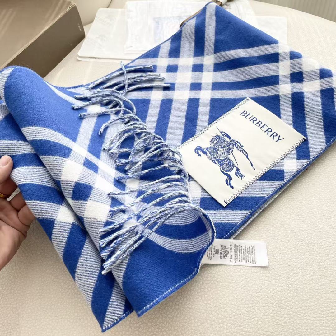 高版本 2025爆款到！ 🆕Burberry · 巴宝莉格子围巾❗️好看的要疯掉了，太有型太有魅力了❗️
