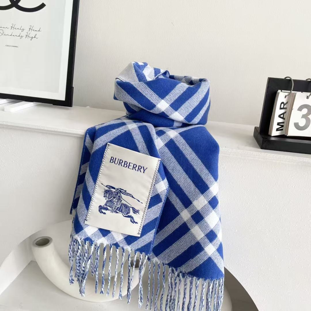 高版本 2025爆款到！ 🆕Burberry · 巴宝莉格子围巾❗️好看的要疯掉了，太有型太有魅力了❗️