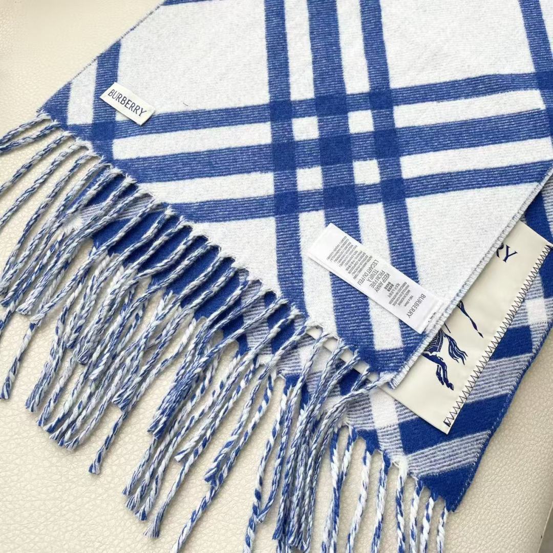 高版本 2025爆款到！ 🆕Burberry · 巴宝莉格子围巾❗️好看的要疯掉了，太有型太有魅力了❗️