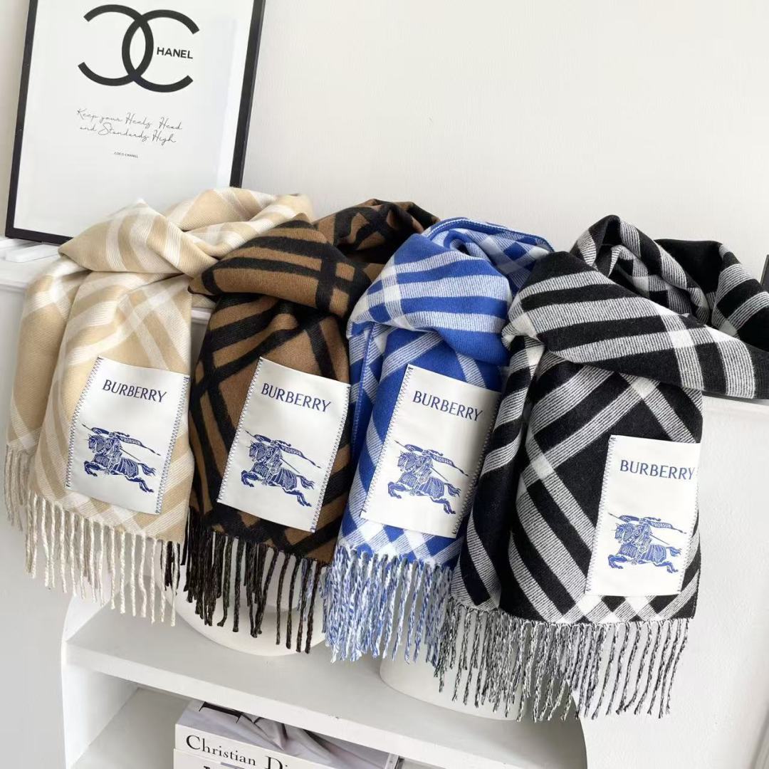 高版本 2025爆款到！ 🆕Burberry · 巴宝莉格子围巾❗️好看的要疯掉了，太有型太有魅力了❗️