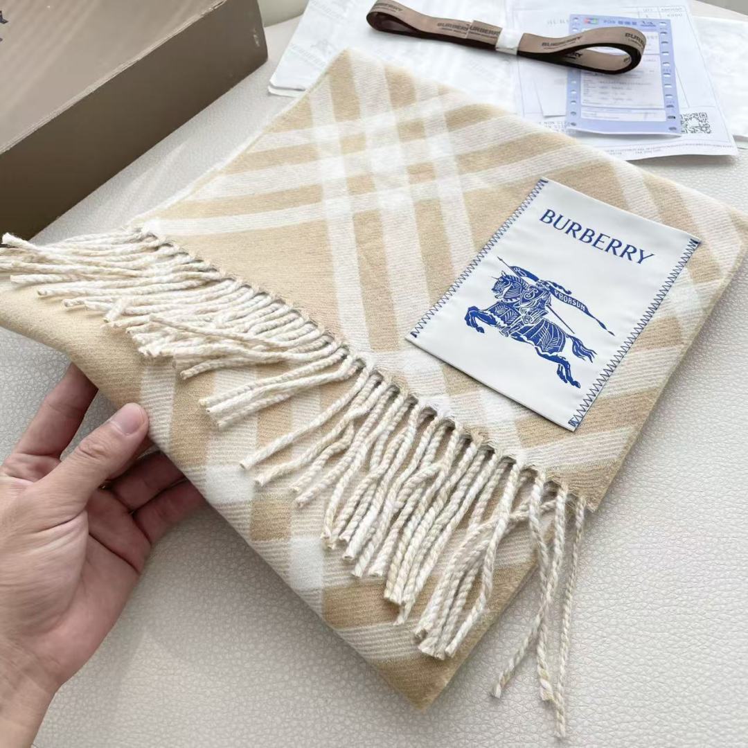 高版本 2025爆款到！ 🆕Burberry · 巴宝莉格子围巾❗️好看的要疯掉了，太有型太有魅力了❗️