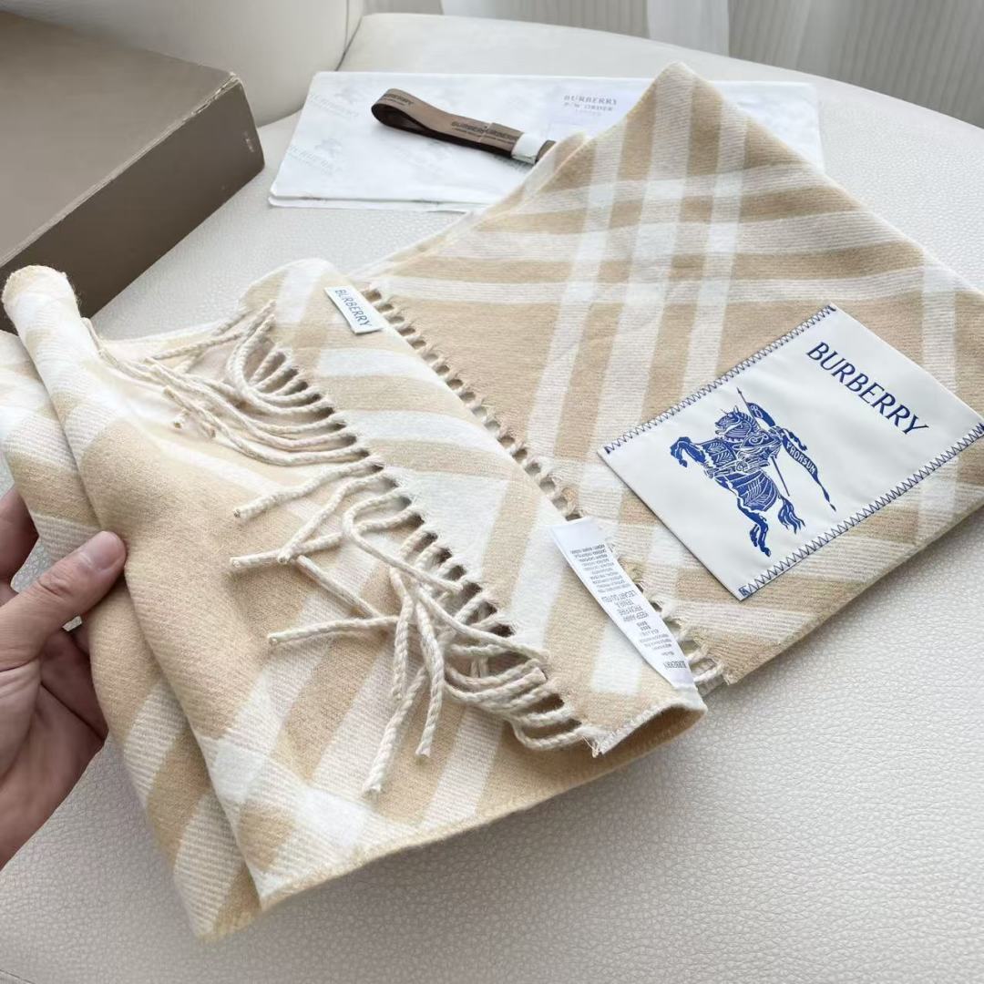 高版本 2025爆款到！ 🆕Burberry · 巴宝莉格子围巾❗️好看的要疯掉了，太有型太有魅力了❗️