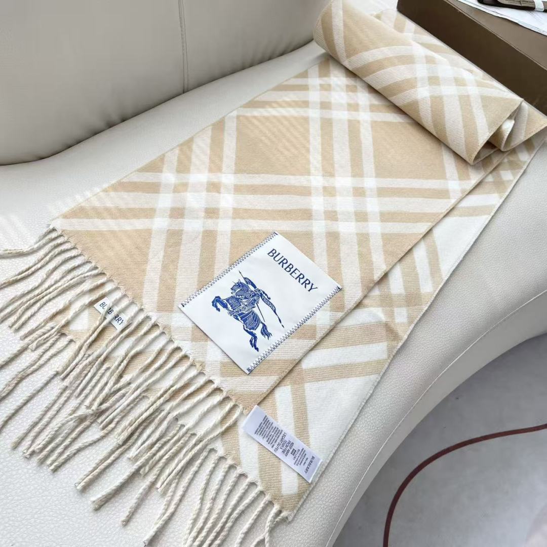 高版本 2025爆款到！ 🆕Burberry · 巴宝莉格子围巾❗️好看的要疯掉了，太有型太有魅力了❗️