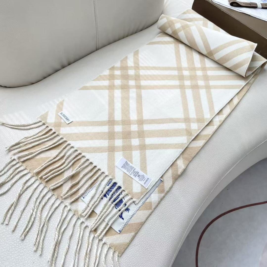 高版本 2025爆款到！ 🆕Burberry · 巴宝莉格子围巾❗️好看的要疯掉了，太有型太有魅力了❗️