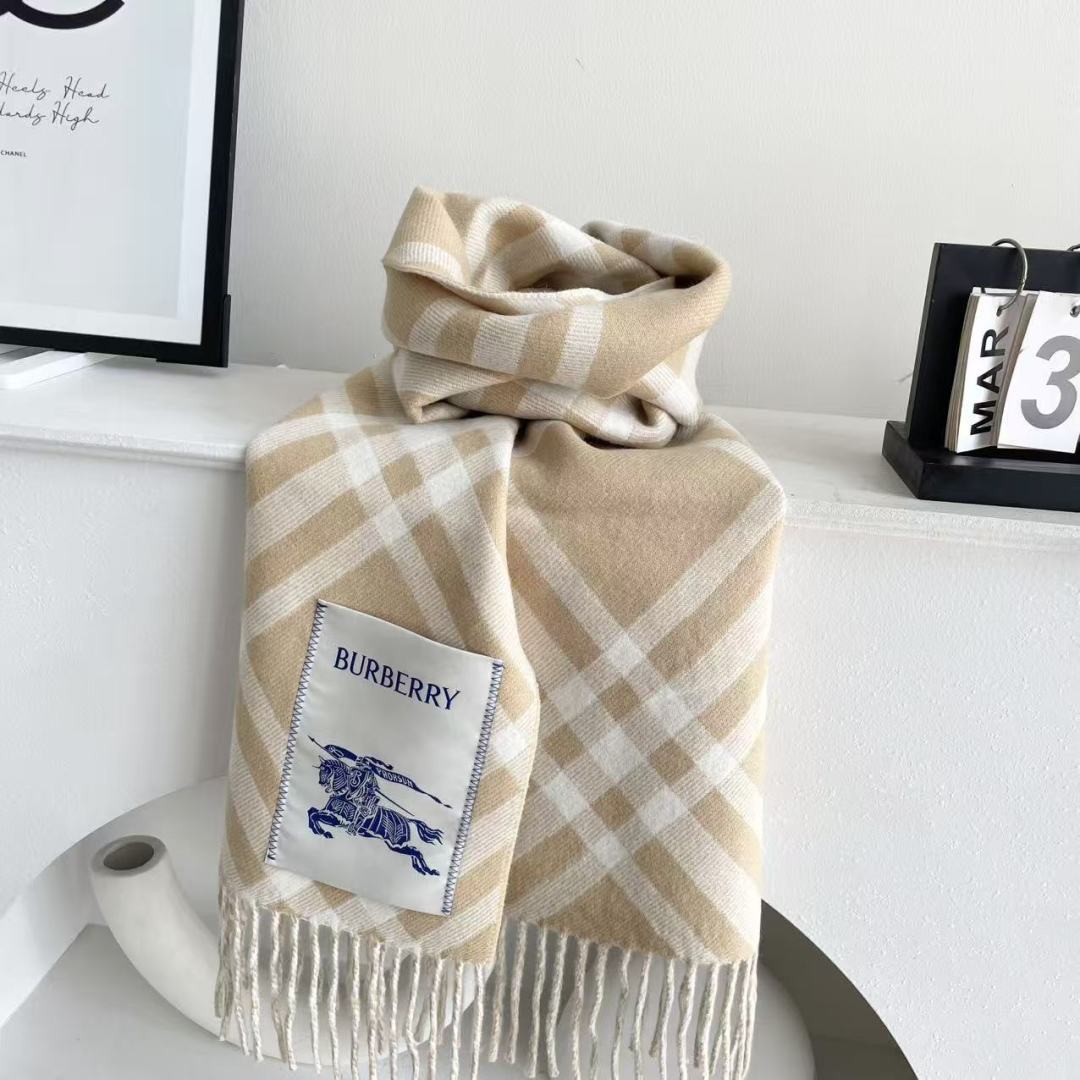 高版本 2025爆款到！ 🆕Burberry · 巴宝莉格子围巾❗️好看的要疯掉了，太有型太有魅力了❗️