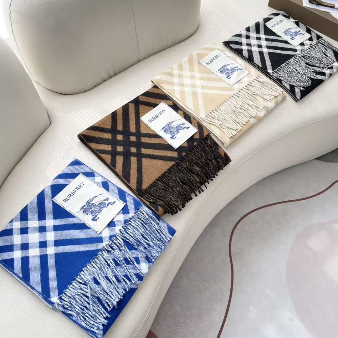 高版本 2025爆款到！ 🆕Burberry · 巴宝莉格子围巾❗️好看的要疯掉了，太有型太有魅力了❗️