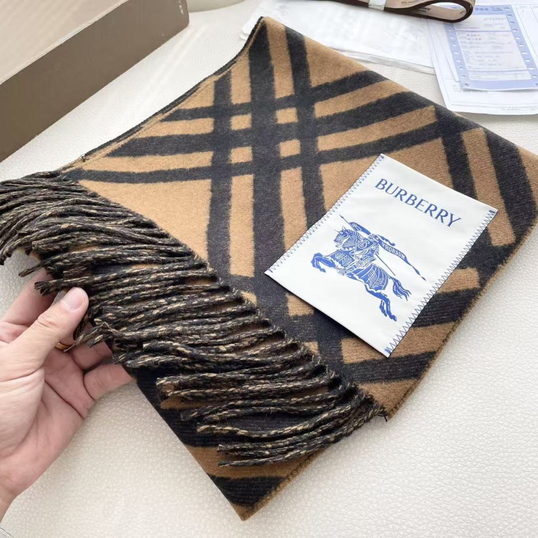 高版本 2025爆款到！ 🆕Burberry · 巴宝莉格子围巾❗️好看的要疯掉了，太有型太有魅力了❗️
