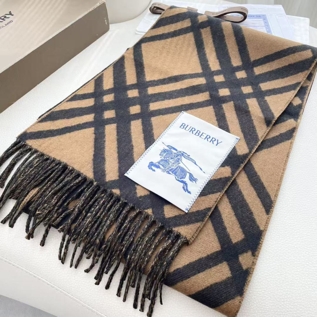 高版本 2025爆款到！ 🆕Burberry · 巴宝莉格子围巾❗️好看的要疯掉了，太有型太有魅力了❗️