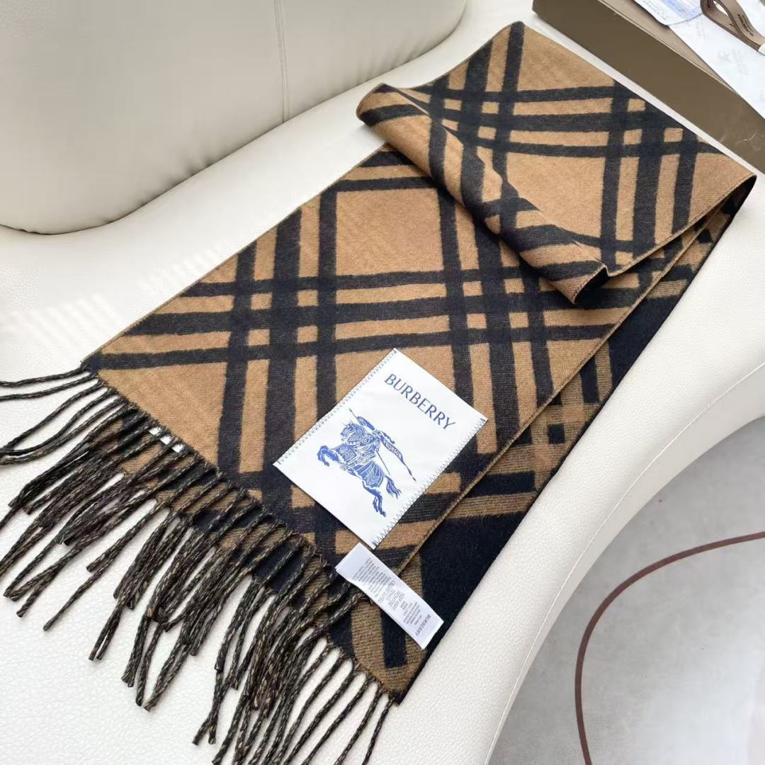 高版本 2025爆款到！ 🆕Burberry · 巴宝莉格子围巾❗️好看的要疯掉了，太有型太有魅力了❗️
