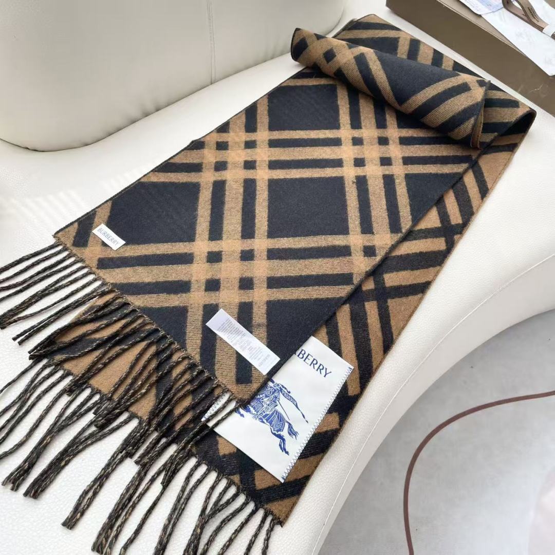 高版本 2025爆款到！ 🆕Burberry · 巴宝莉格子围巾❗️好看的要疯掉了，太有型太有魅力了❗️
