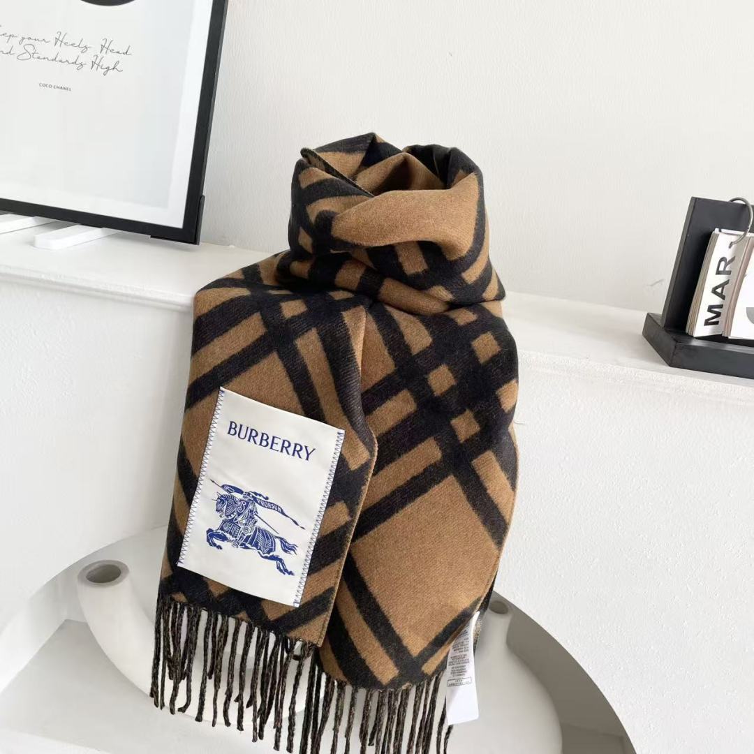 高版本 2025爆款到！ 🆕Burberry · 巴宝莉格子围巾❗️好看的要疯掉了，太有型太有魅力了❗️