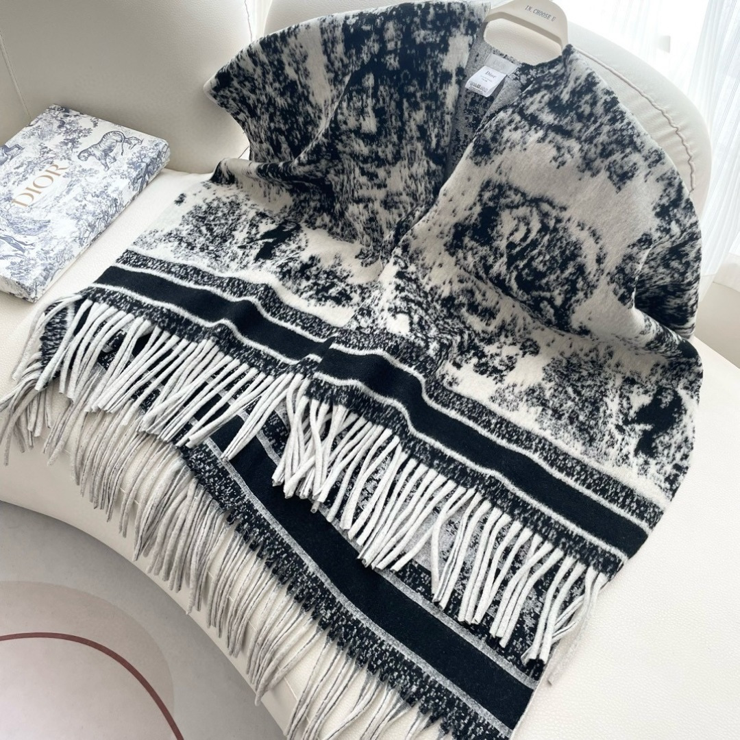 ✨重磅推荐‼️CD动物印花大方巾❗️围巾披肩毛毯三用，超级惊艳的一款！百分百保真！超唯美的一款正品订单，