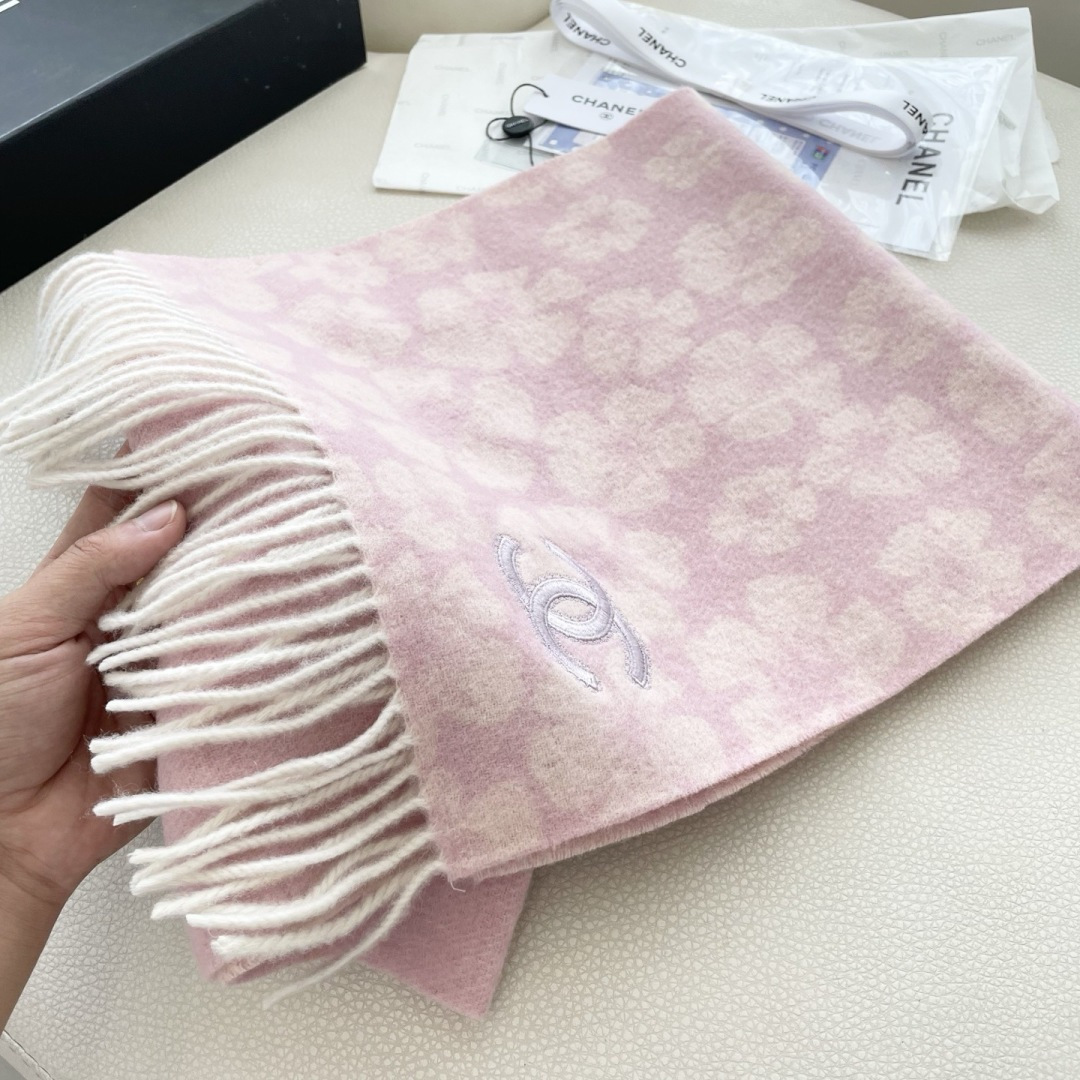 香奈儿新款出来炸街啦黑色系色调真的无敌经典了。不是俗气的漂白。就本色调，带点米的高级配色。～百分百纯山羊