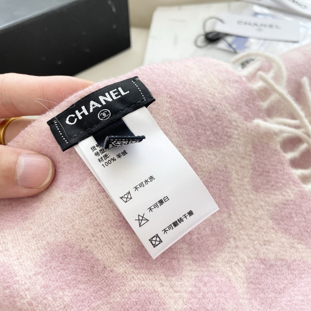 香奈儿新款出来炸街啦黑色系色调真的无敌经典了。不是俗气的漂白。就本色调，带点米的高级配色。～百分百纯山羊