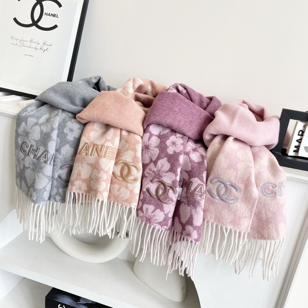 香奈儿新款出来炸街啦黑色系色调真的无敌经典了。不是俗气的漂白。就本色调，带点米的高级配色。～百分百纯山羊