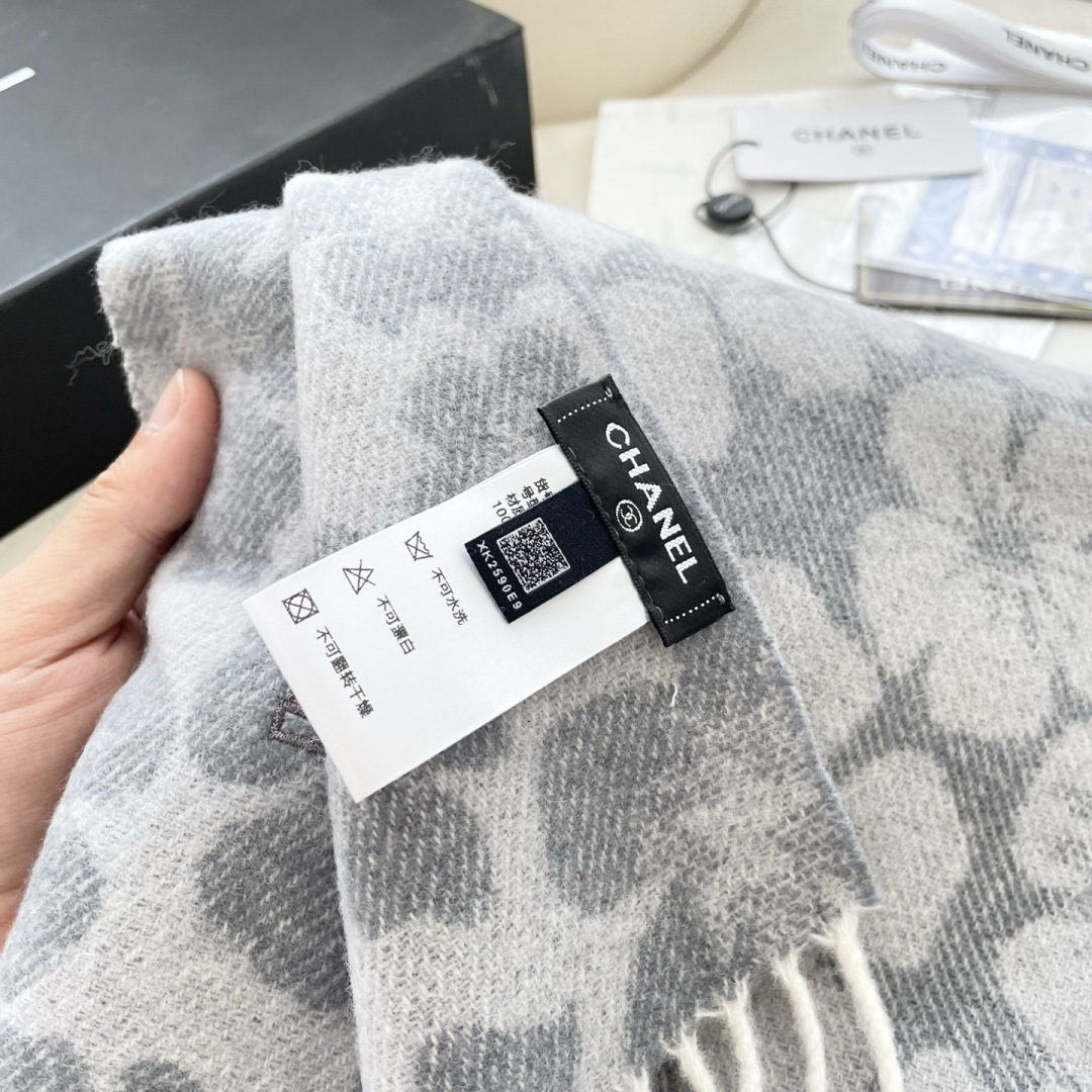 香奈儿新款出来炸街啦黑色系色调真的无敌经典了。不是俗气的漂白。就本色调，带点米的高级配色。～百分百纯山羊