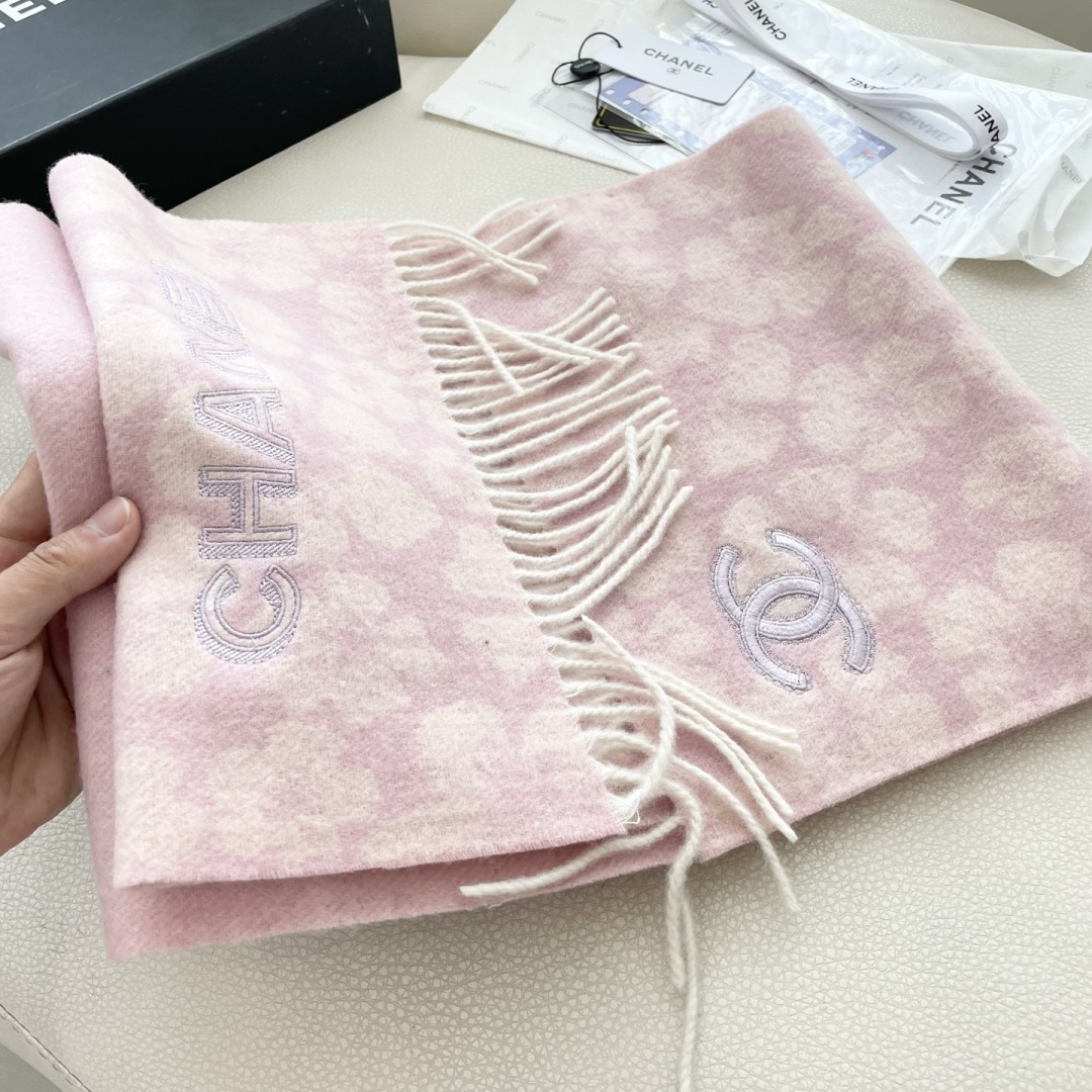 香奈儿新款出来炸街啦黑色系色调真的无敌经典了。不是俗气的漂白。就本色调，带点米的高级配色。～百分百纯山羊