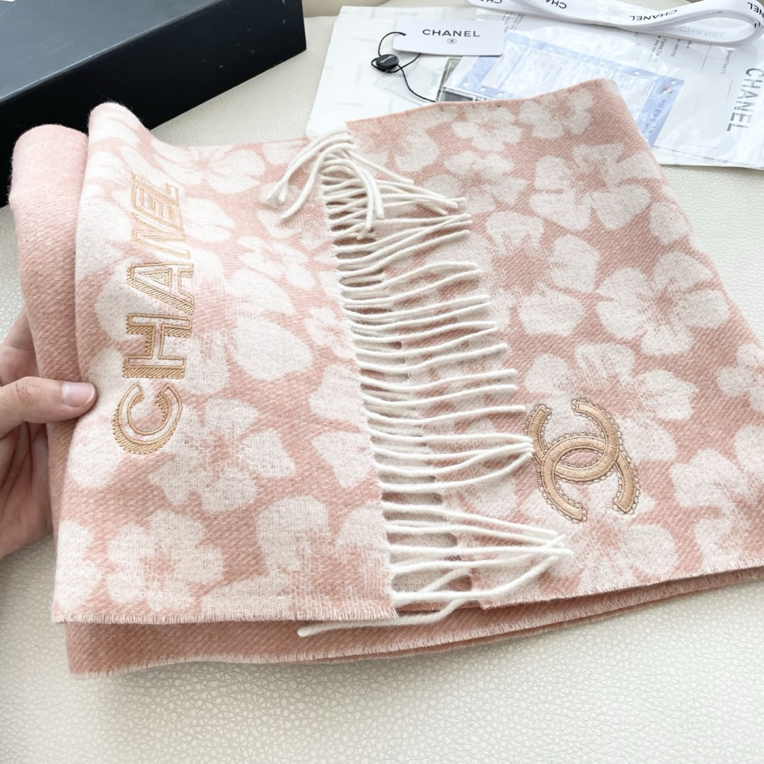 香奈儿新款出来炸街啦黑色系色调真的无敌经典了。不是俗气的漂白。就本色调，带点米的高级配色。～百分百纯山羊