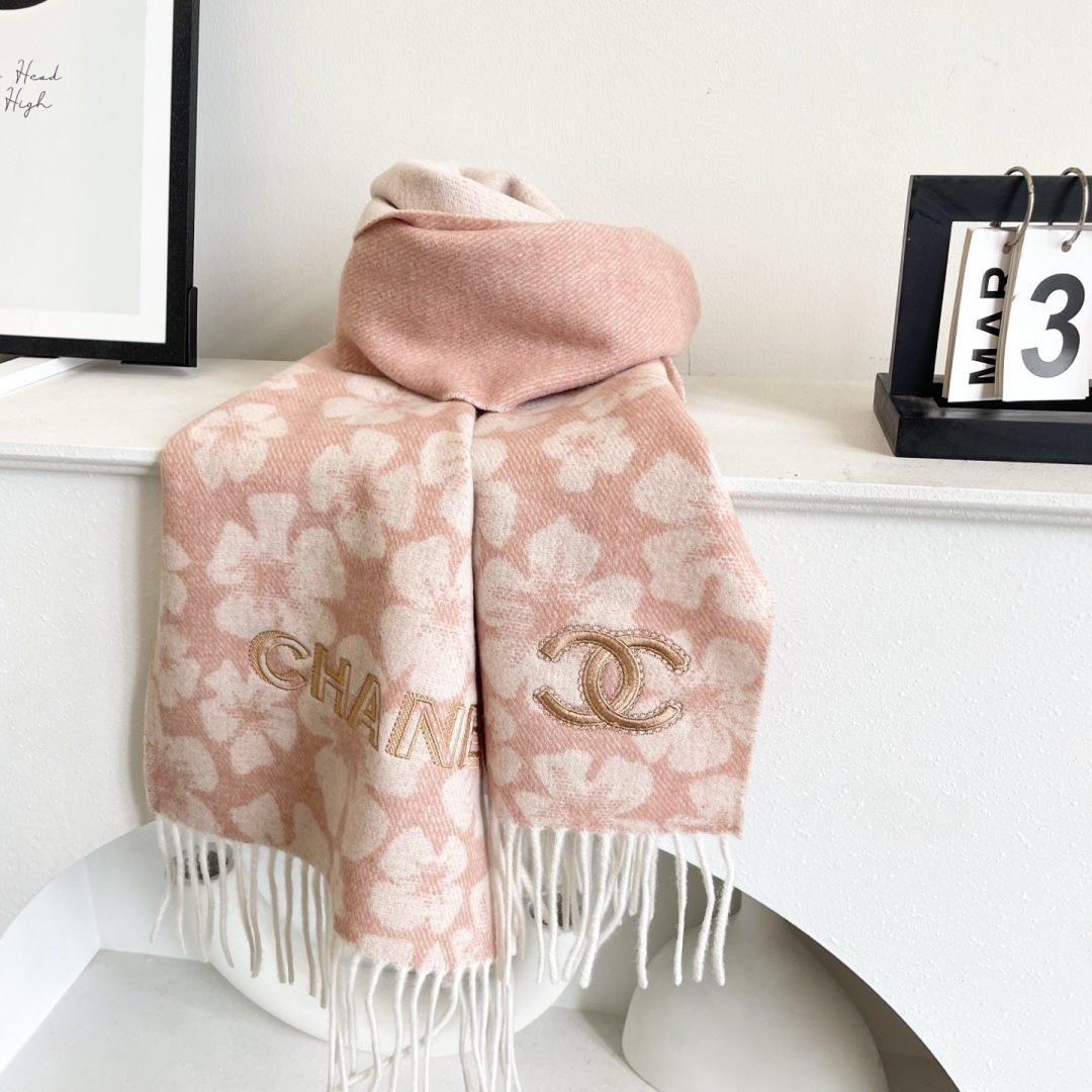 香奈儿新款出来炸街啦黑色系色调真的无敌经典了。不是俗气的漂白。就本色调，带点米的高级配色。～百分百纯山羊