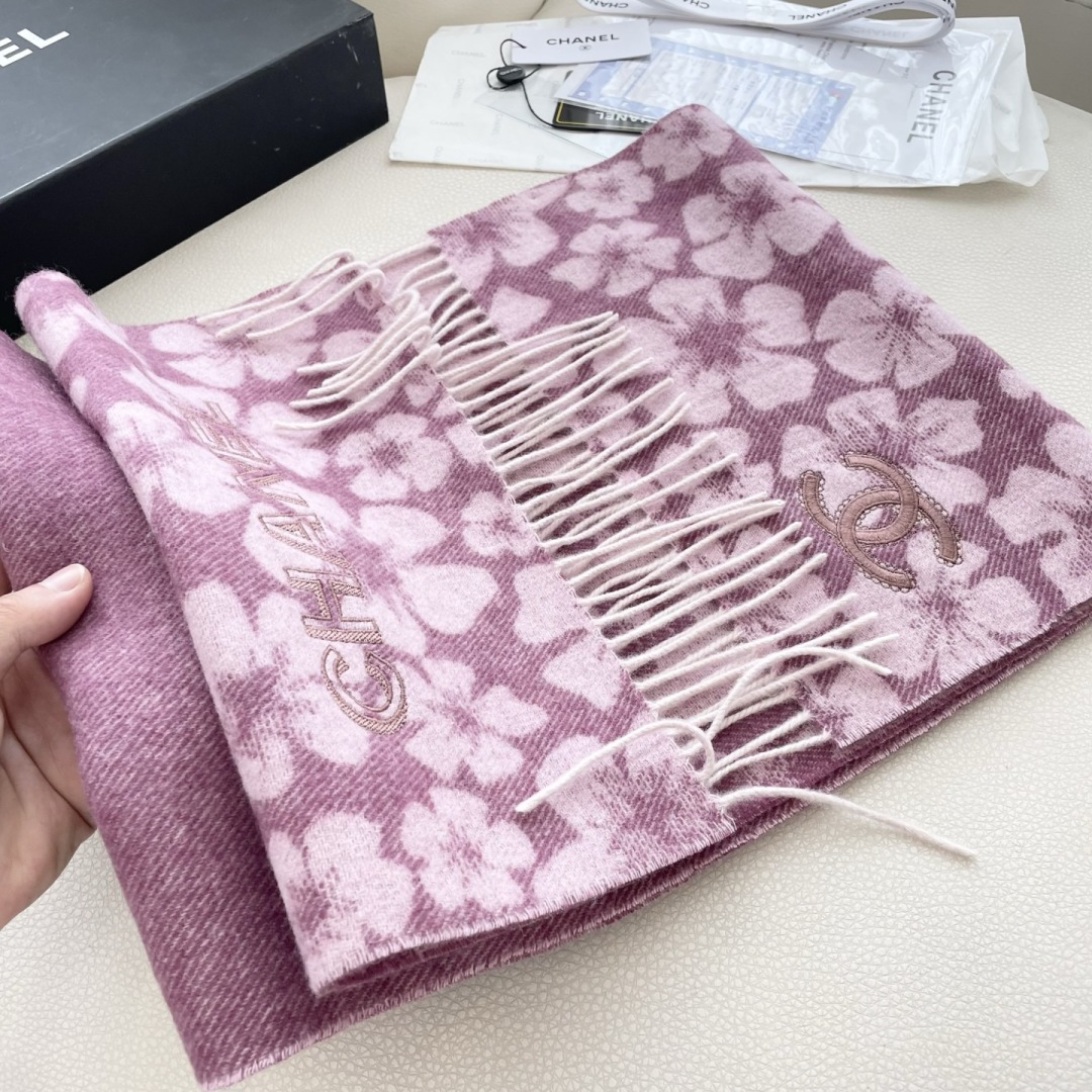 香奈儿新款出来炸街啦黑色系色调真的无敌经典了。不是俗气的漂白。就本色调，带点米的高级配色。～百分百纯山羊