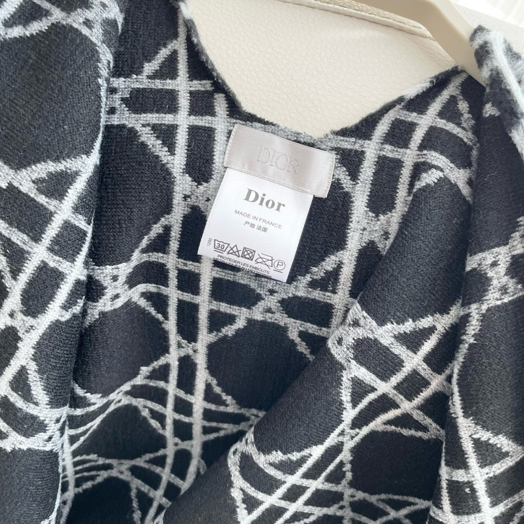 ✨重磅推荐‼️CD印花大方巾❗️围巾披肩毛毯三用，超级惊艳的一款！百分百保真！超唯美的一款正品订单，去年