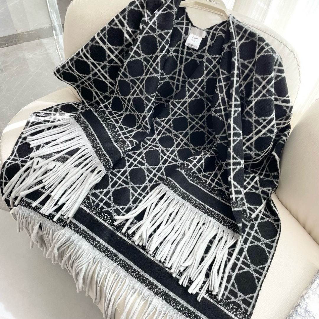 ✨重磅推荐‼️CD印花大方巾❗️围巾披肩毛毯三用，超级惊艳的一款！百分百保真！超唯美的一款正品订单，去年