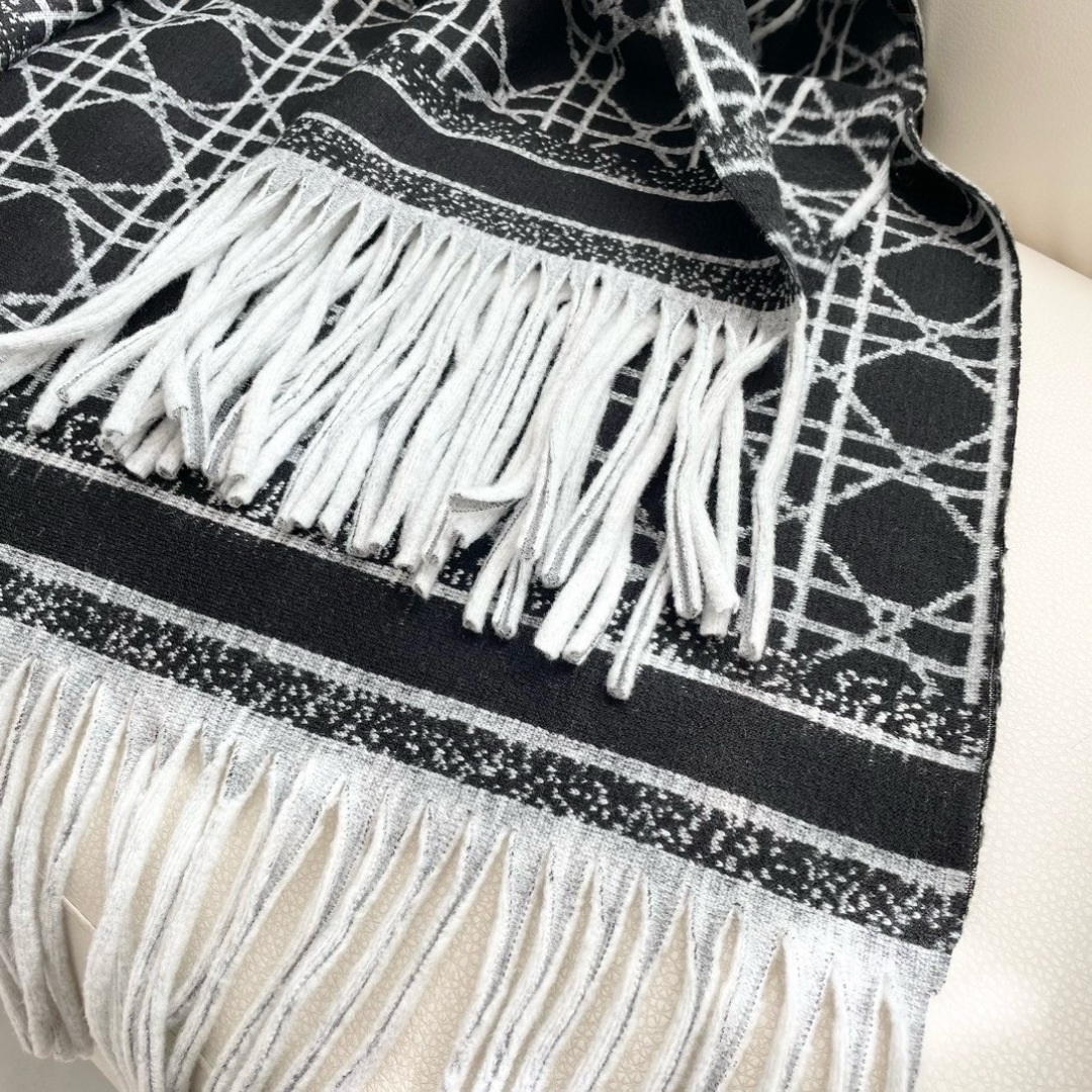 ✨重磅推荐‼️CD印花大方巾❗️围巾披肩毛毯三用，超级惊艳的一款！百分百保真！超唯美的一款正品订单，去年