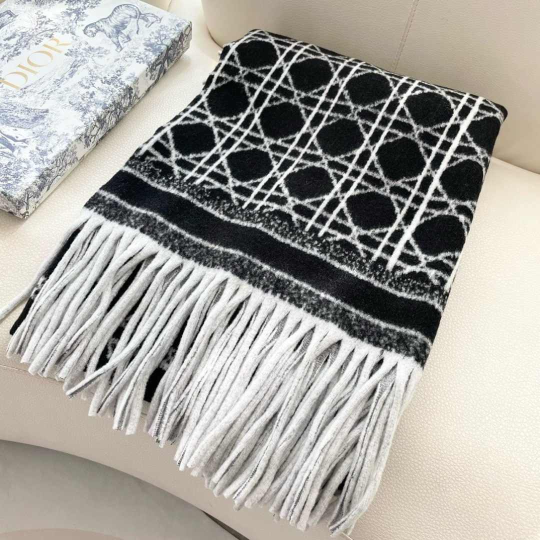 ✨重磅推荐‼️CD印花大方巾❗️围巾披肩毛毯三用，超级惊艳的一款！百分百保真！超唯美的一款正品订单，去年