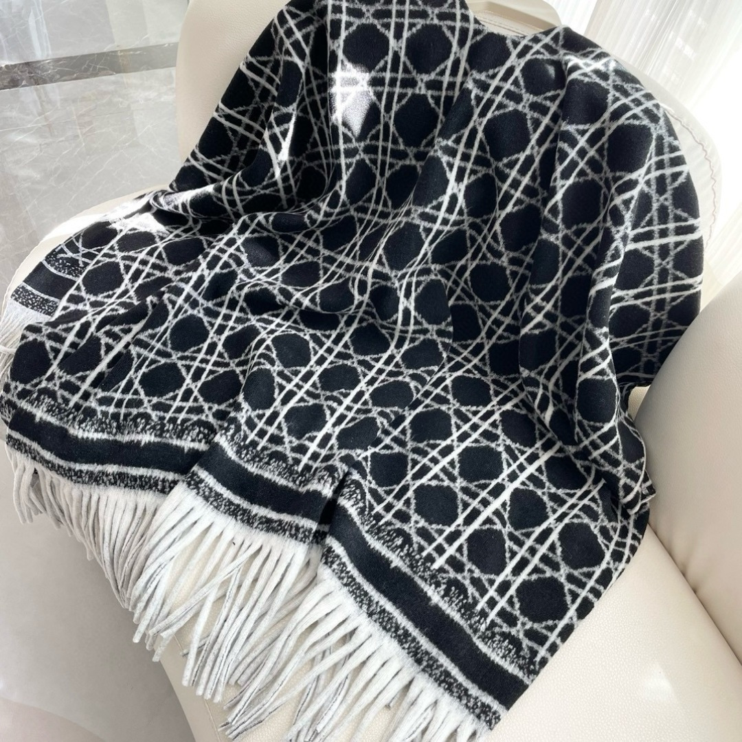 ✨重磅推荐‼️CD印花大方巾❗️围巾披肩毛毯三用，超级惊艳的一款！百分百保真！超唯美的一款正品订单，去年