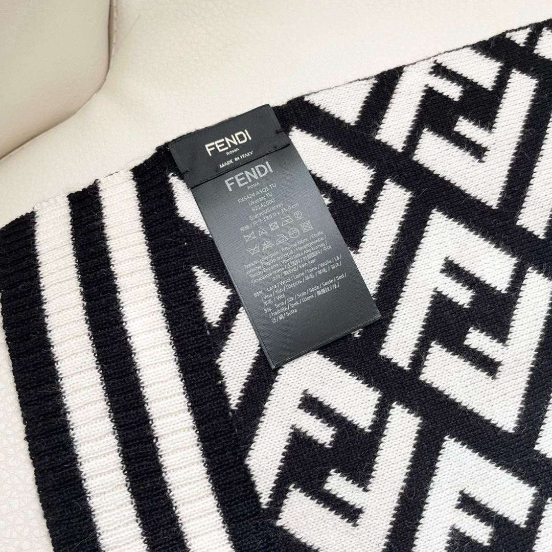芬迪 最能碰撞出高级感❗️今年最流行的老花FF元素风格，时髦小姐姐推荐~Fendi 羊绒围巾~搭配服饰真