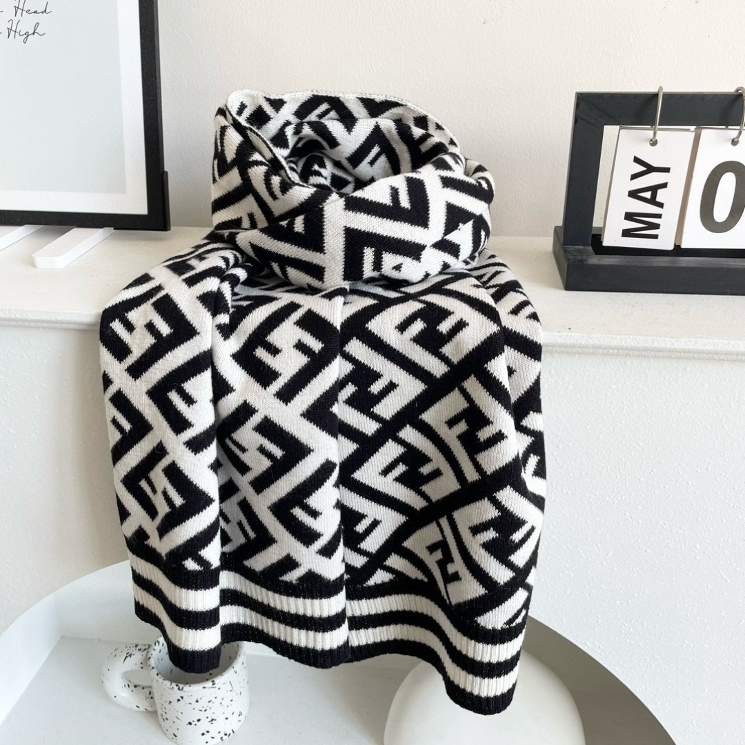 芬迪 最能碰撞出高级感❗️今年最流行的老花FF元素风格，时髦小姐姐推荐~Fendi 羊绒围巾~搭配服饰真