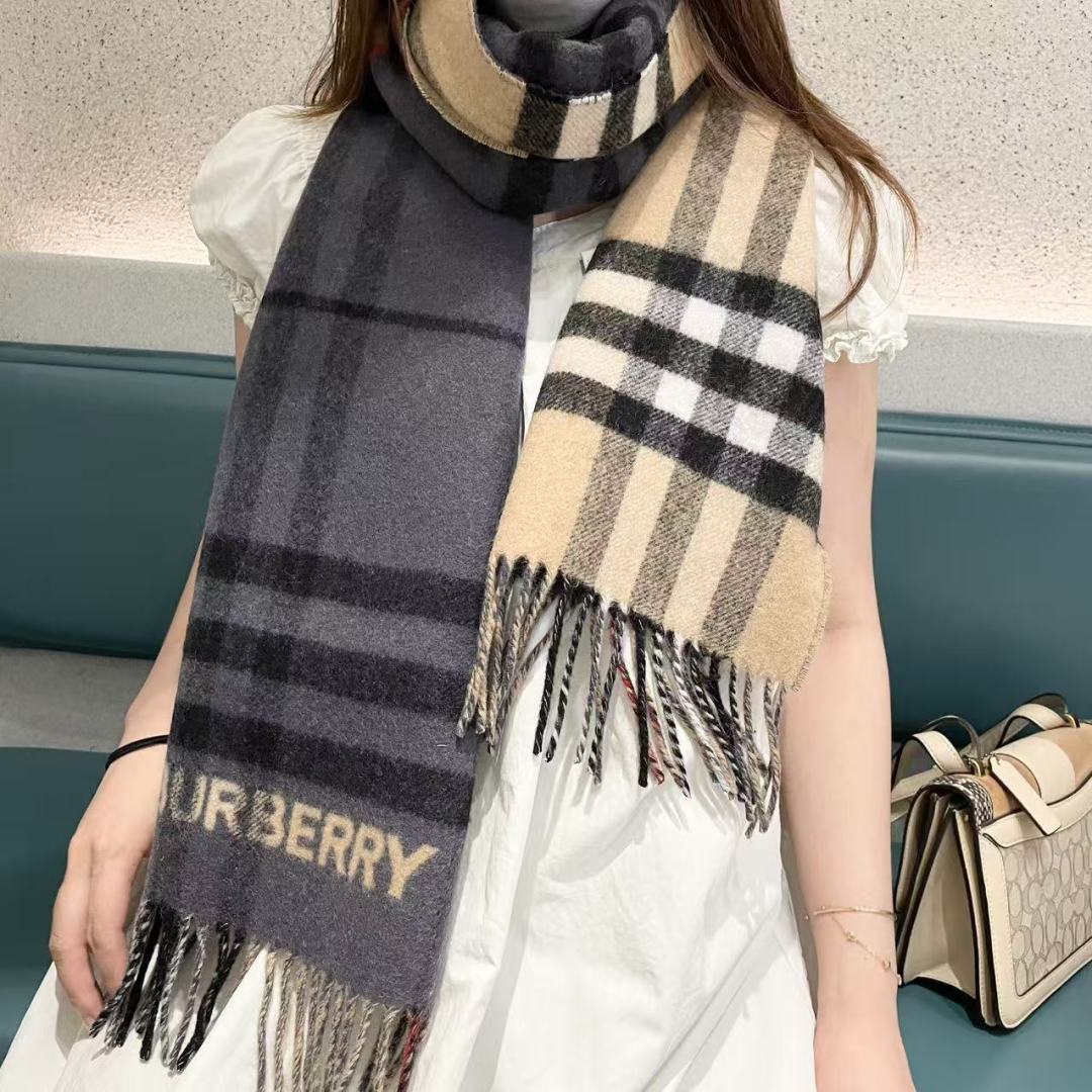 Burberry 匠心巨作🔥· 经典大格双面提花羊绒围巾👍完全等于2条围巾‼️品牌首席创意总监Ricca