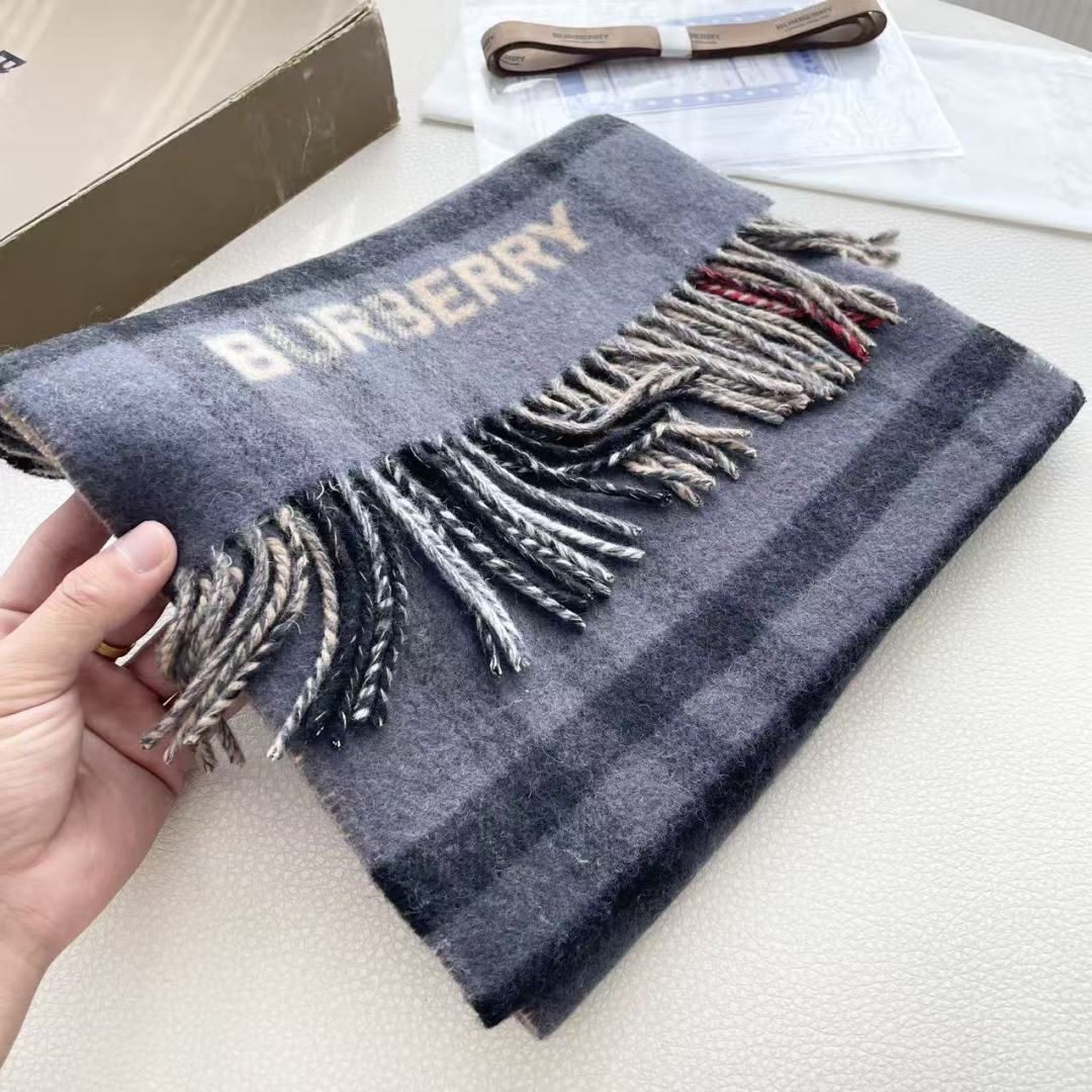 Burberry 匠心巨作🔥· 经典大格双面提花羊绒围巾👍完全等于2条围巾‼️品牌首席创意总监Ricca